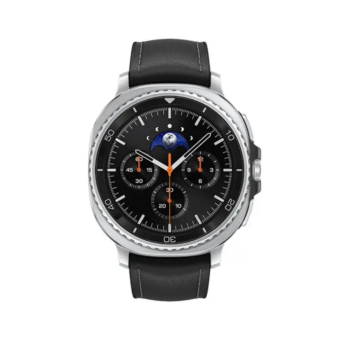 Un reloj inteligente plateado con esfera negra. Tiene una correa de cuero negro. El reloj muestra la hora con números y fase lunar.