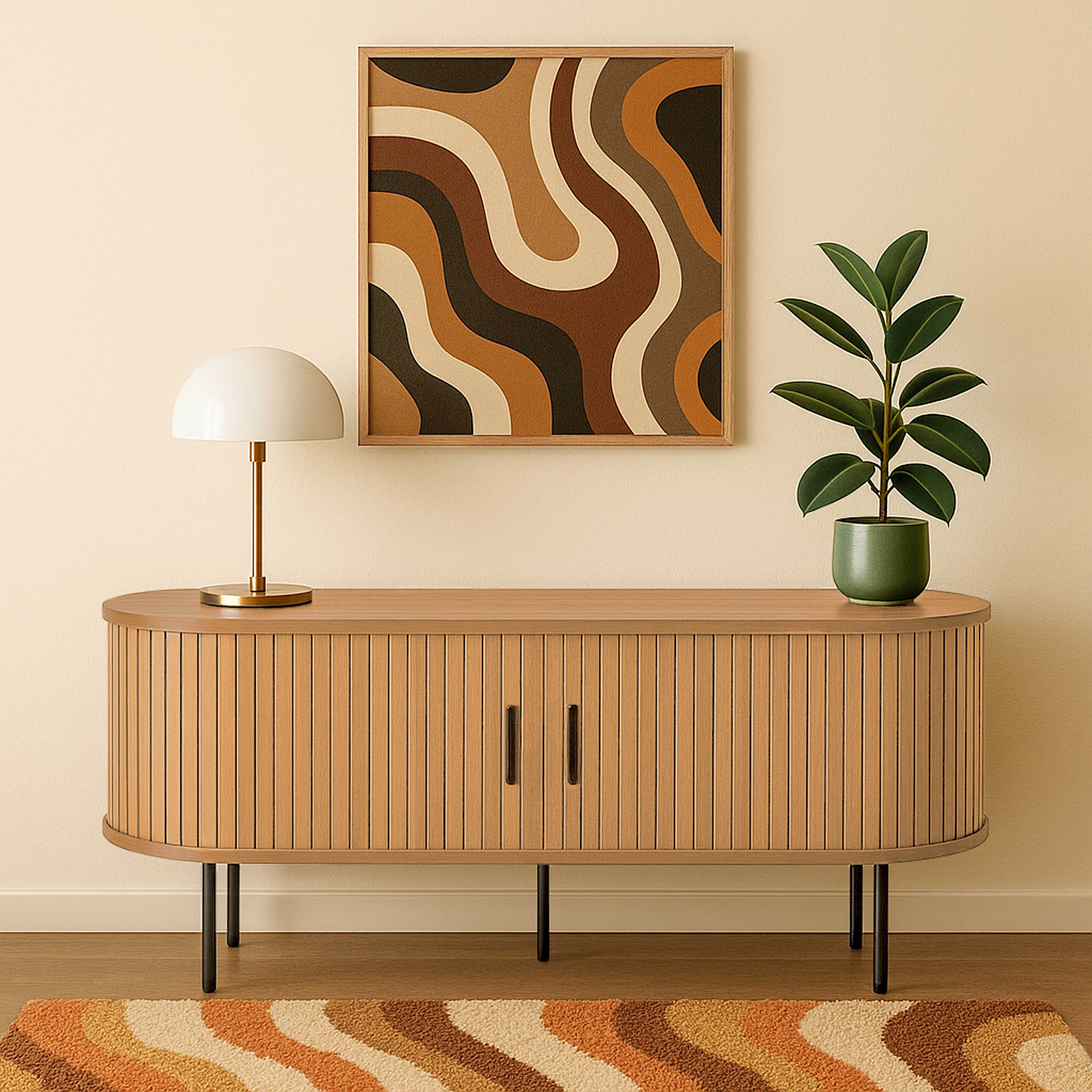 Ein Holzschrank mit Lampe, Pflanze und gerahmtem Kunstwerk. Ein Teppich mit wellenförmigen Mustern im Vordergrund.