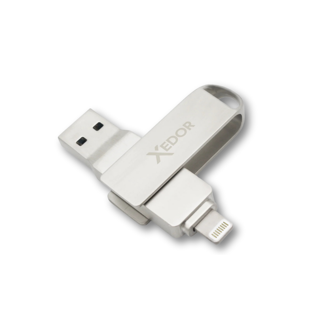 Srebrny pendrive Xedor z złączami USB, Lightning i logo Xedor na czarnym tle.