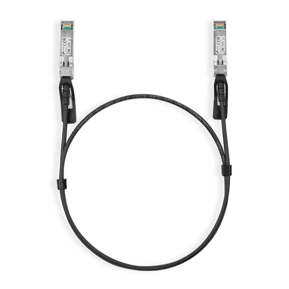 Dos cables de red negros conectados a conectores metálicos, formando un círculo. El fondo es blanco liso.