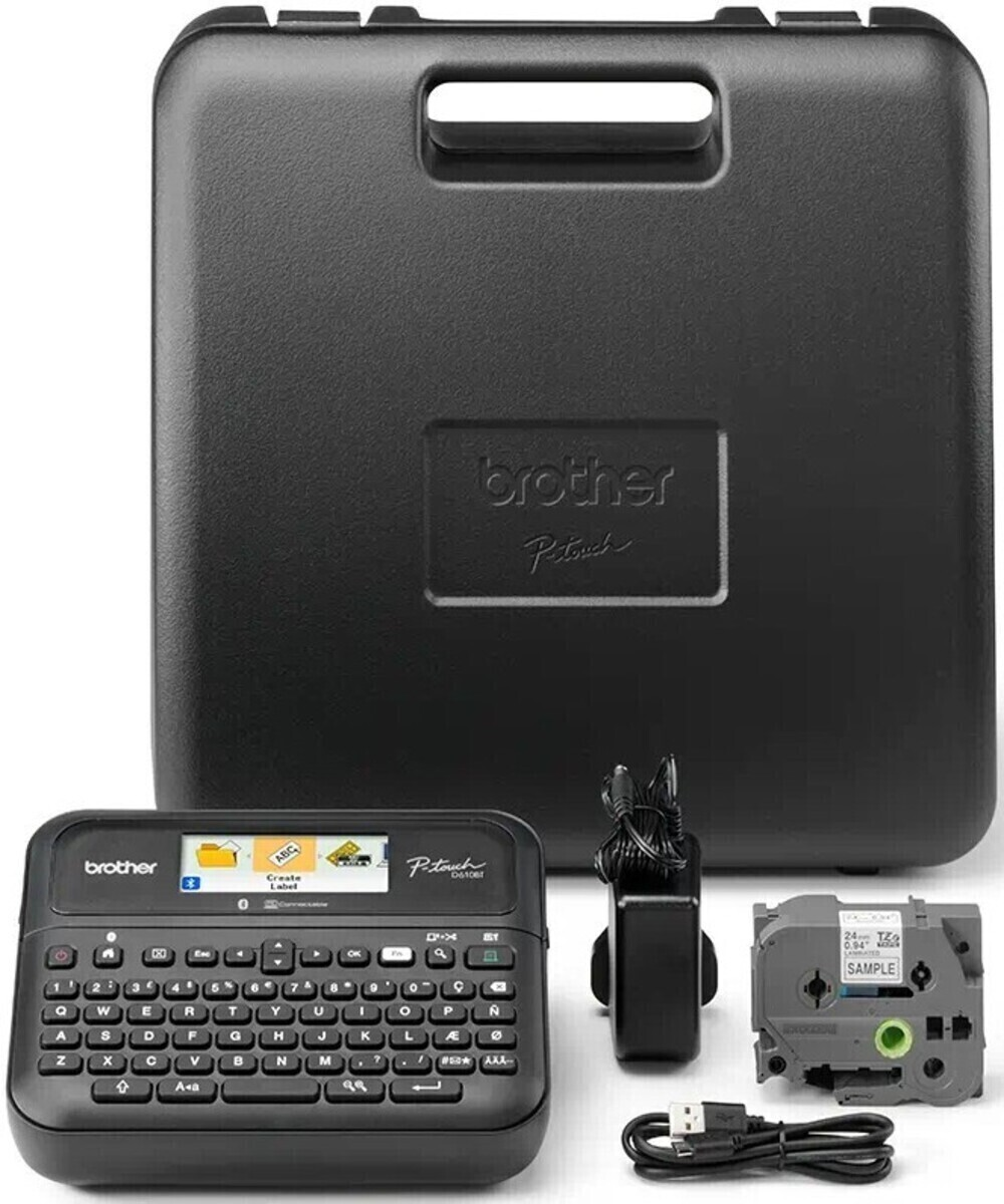 Ein schwarzes Brother P-touch Etikettendrucker-Set. Enthält den Etikettendrucker, eine Hülle, ein Netzteil, eine Musteretikettenkartusche und ein USB-Kabel.