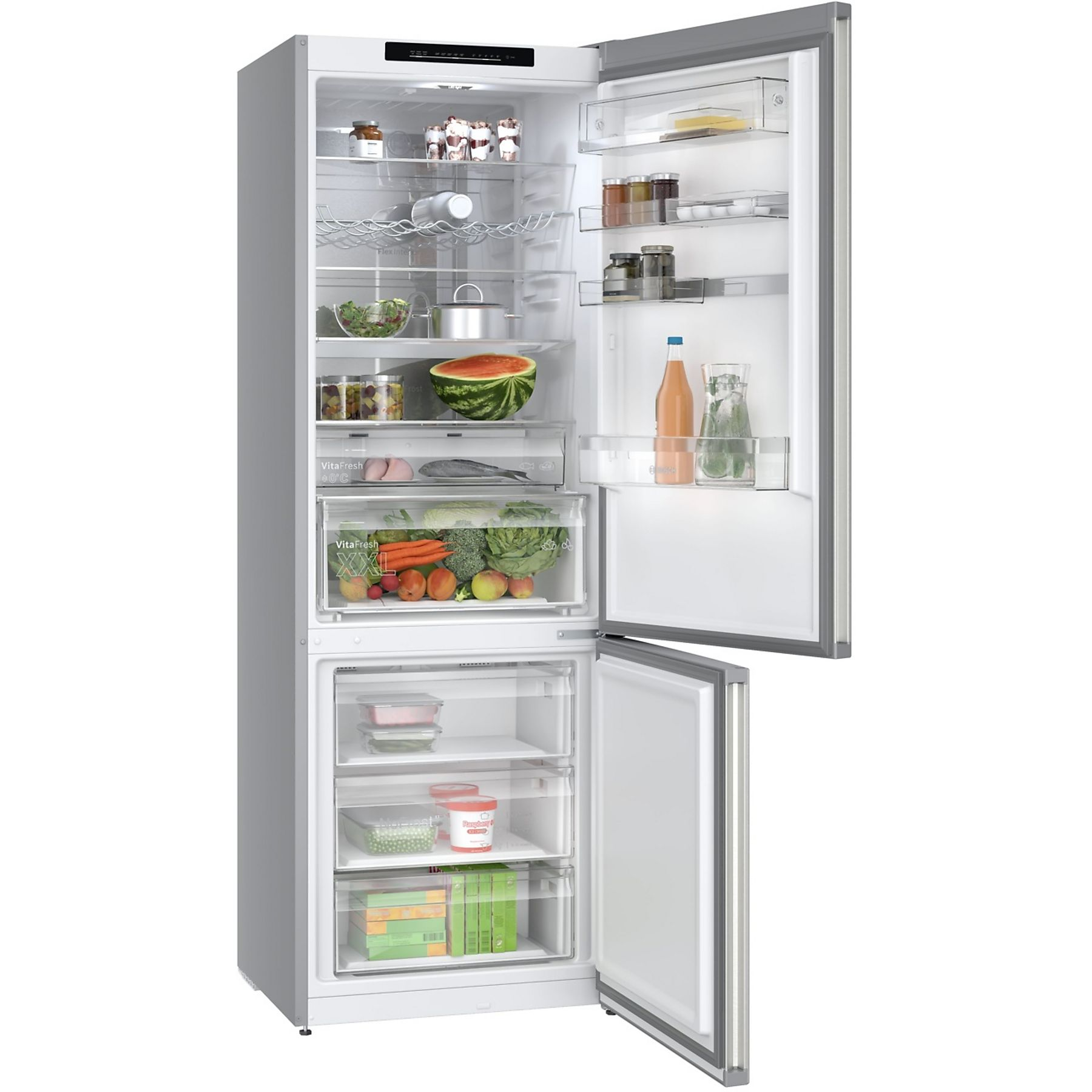 Un frigorifero con le porte aperte, pieno di frutta, verdura, bevande e altri alimenti.