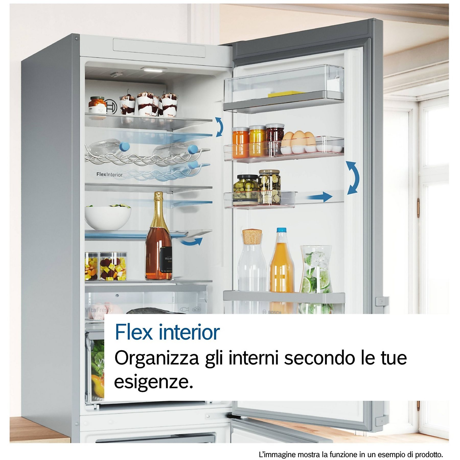 Frigorifero aperto con cibo all'interno, tra cui barattoli, bottiglie e una bottiglia di champagne. L'interno mostra ripiani regolabili.