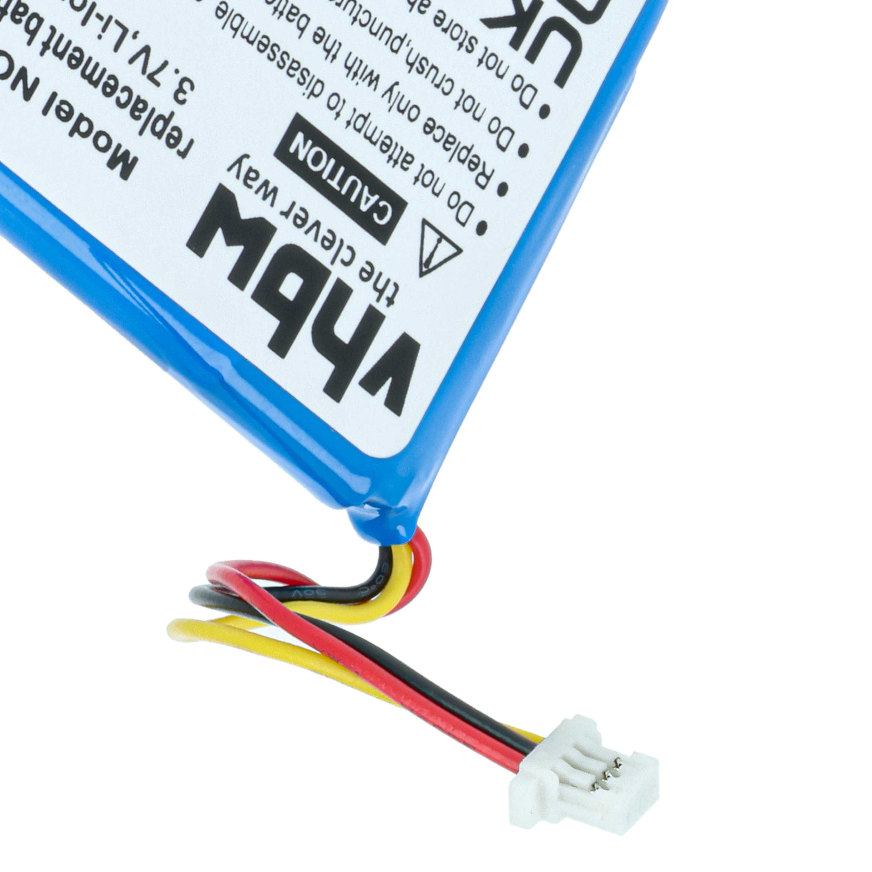 Ein Akku mit bunten Drähten und einem weißen Stecker. Blaues Etikett hat Text in Schwarz. Weißer Hintergrund.