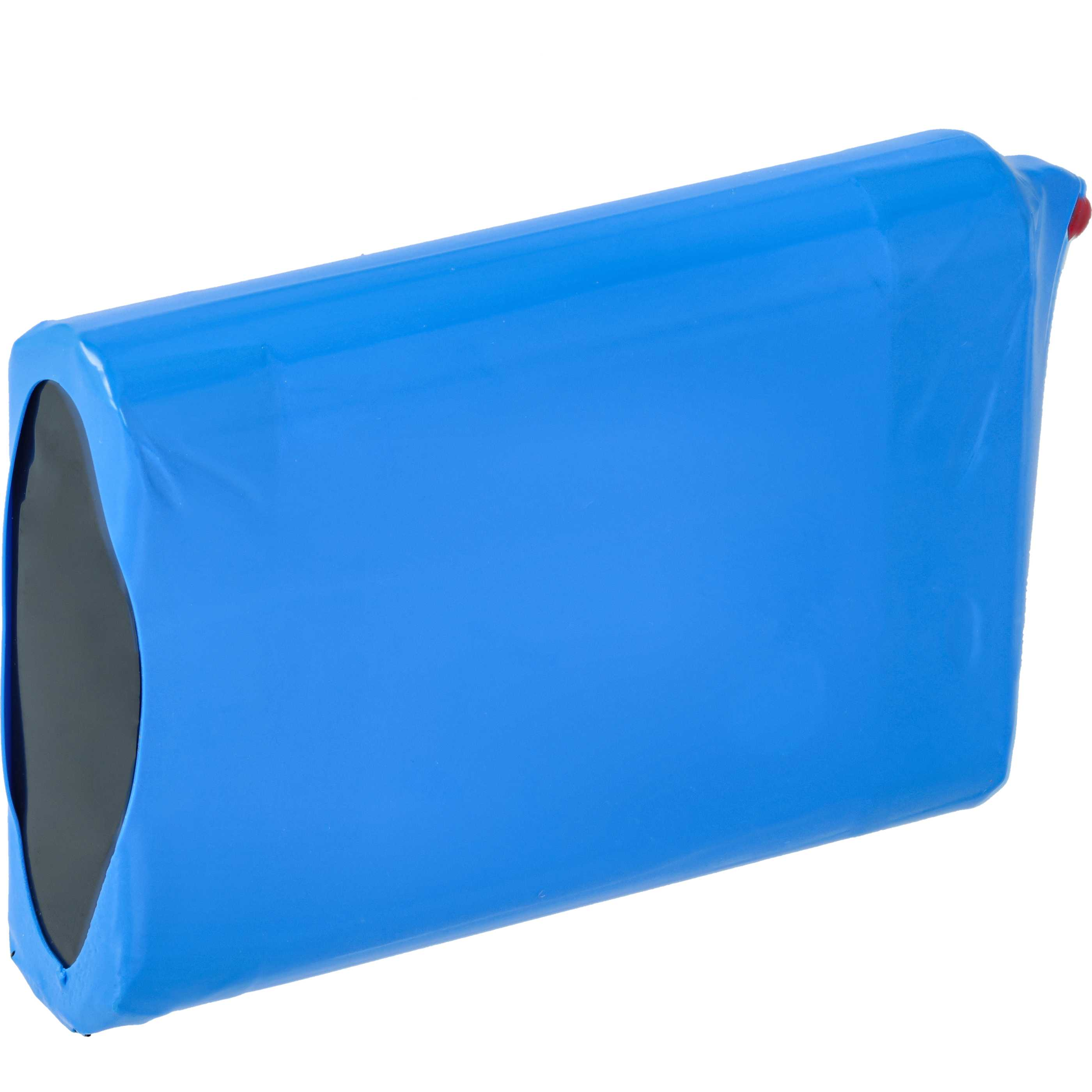 Ein rechteckiges blaues Batteriepack mit einem dunkelgrauen Ende. Es hat eine rote Kappe an einer Ecke. Der Hintergrund ist weiß.