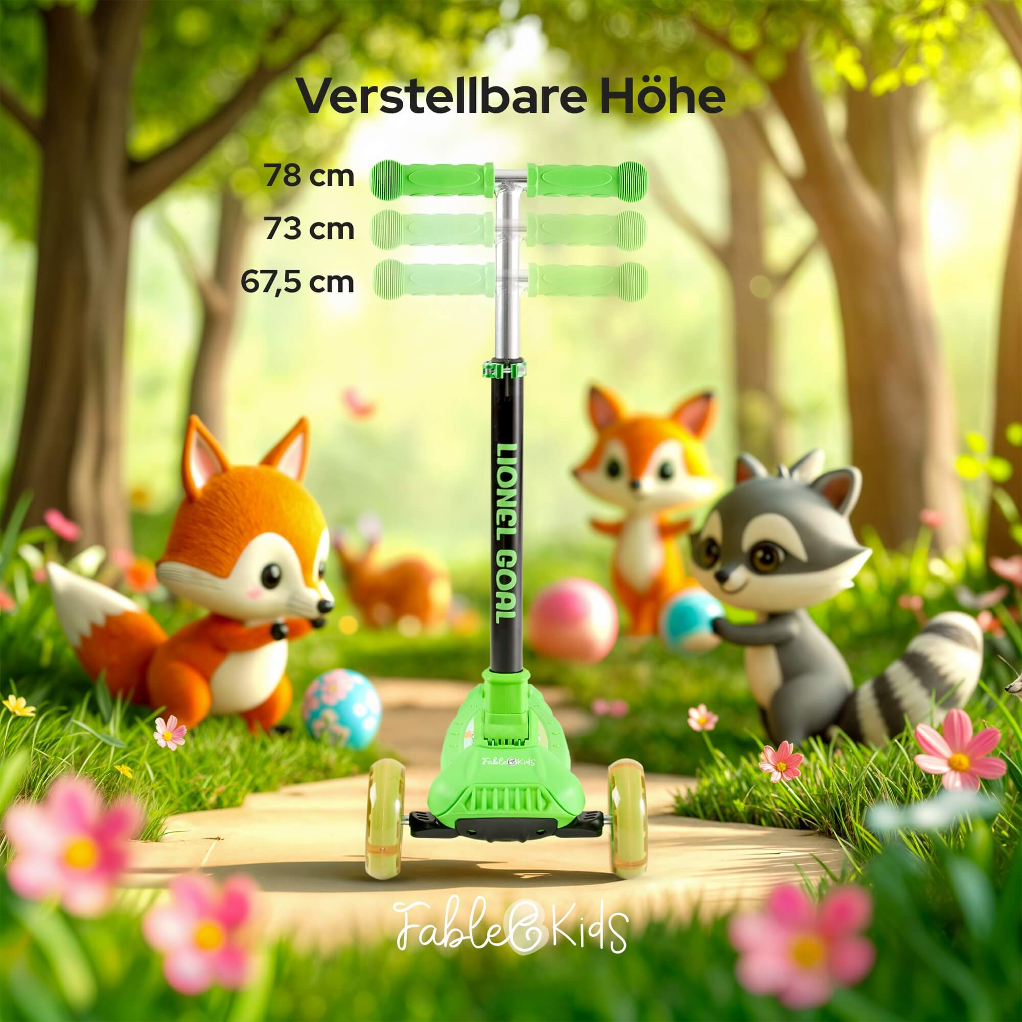 Ein grüner Roller mit verstellbarer Höhe in einer Waldszene. Cartoon-Füchse und ein Waschbär spielen mit Bällen auf einem Weg.