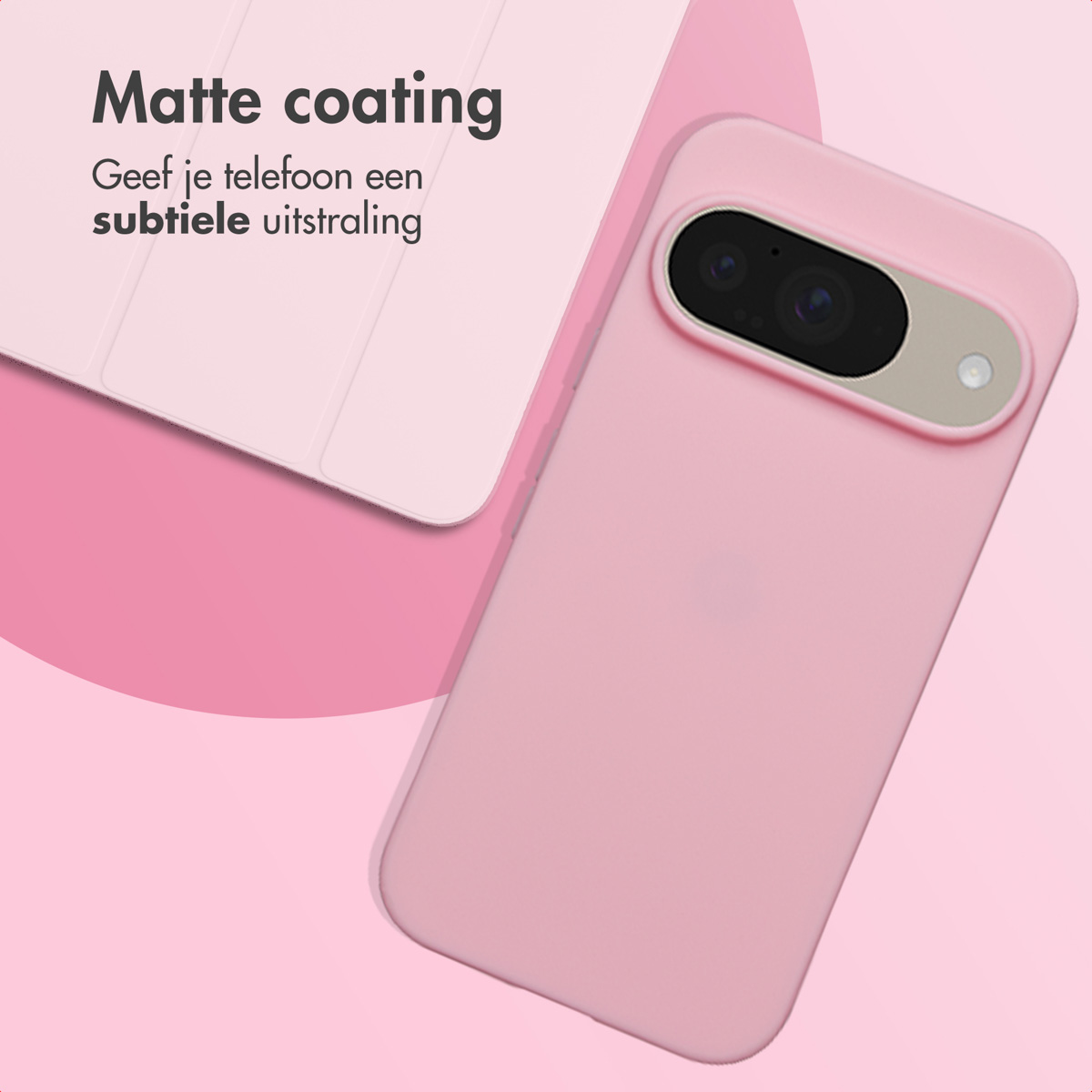 Coque de téléphone rose avec caméra, sur fond rose. Texte : Revêtement mat. Donnez à votre téléphone un éclat subtil.