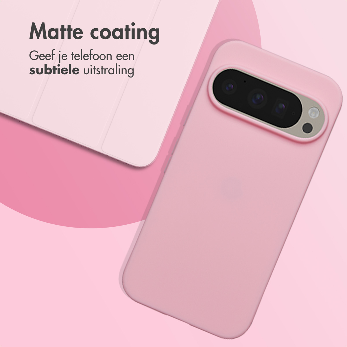 Coque et couverture de téléphone roses à côté d'une couverture de tablette blanche sur fond rose. Texte : 'Revêtement mat'.