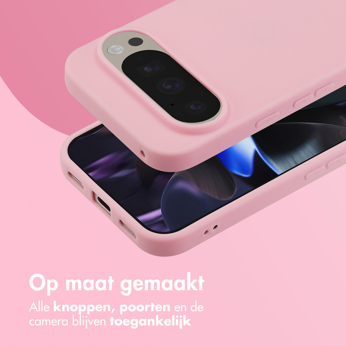 Coque de téléphone rose avec téléphone à l'intérieur, devant fond rose. Texte en bas : 'Op maat gemaakt'.