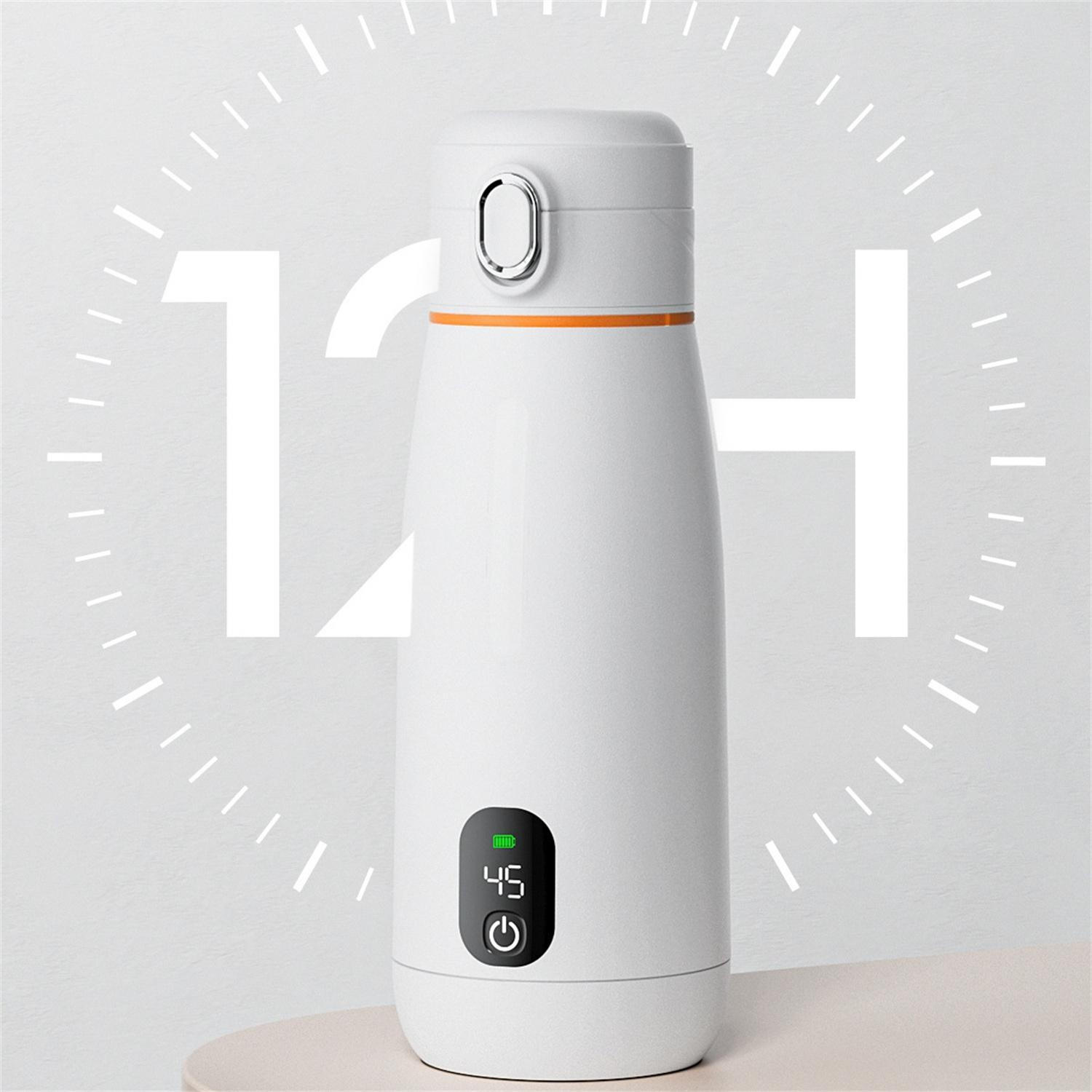Weiße Wasserflasche mit orangefarbenem Akzent. Eine Uhrgrafik zeigt 12H. Kleiner Bildschirm zeigt Temperatur und Akkuladestand. Auf heller Oberfläche.
