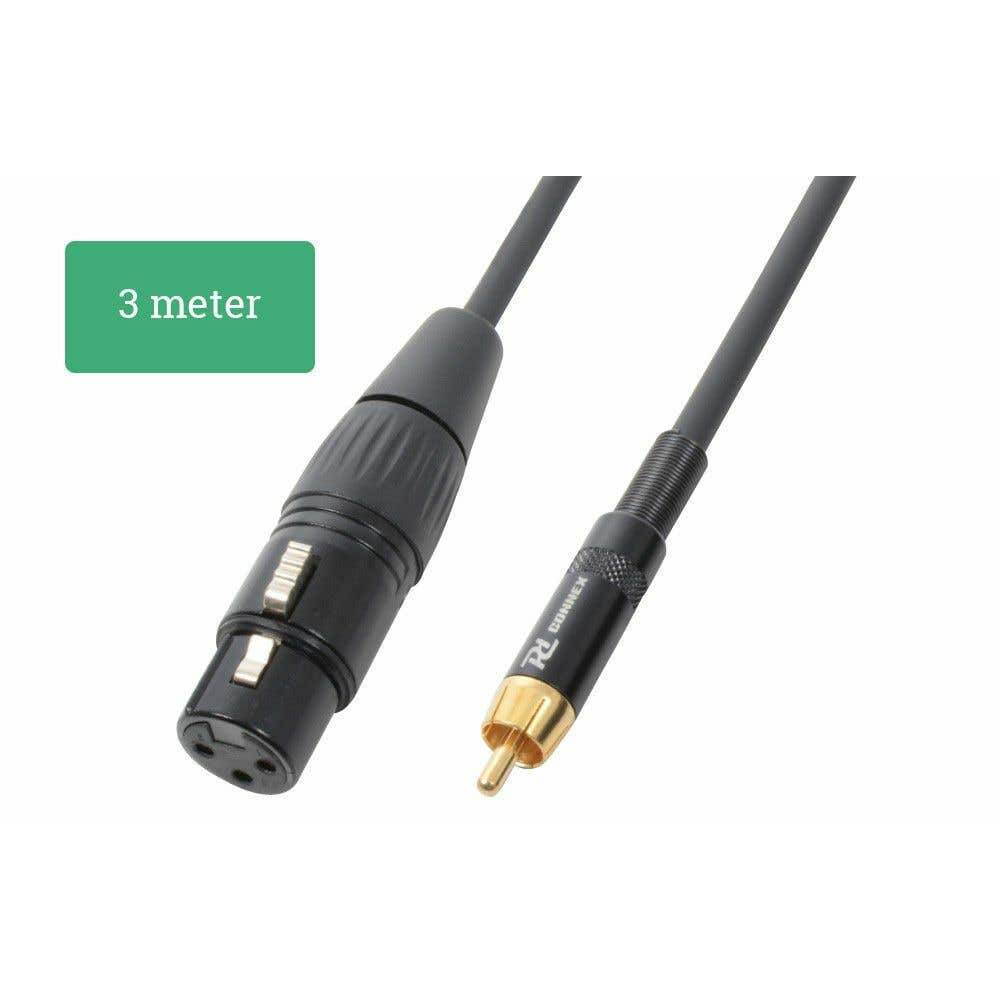 Un cable de audio negro con conectores XLR y RCA. Una etiqueta verde dice '3 metros'. El cable está sobre un fondo blanco.