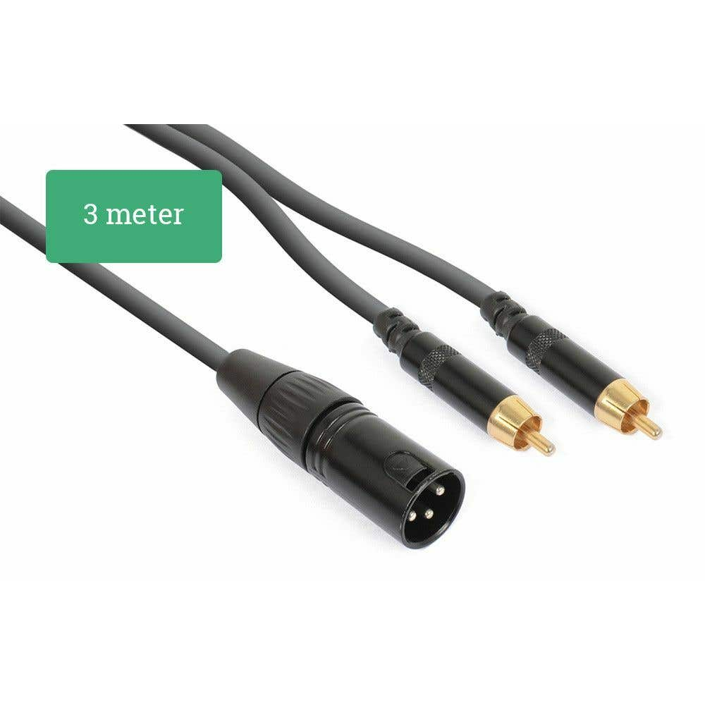 Un cable de audio negro con una etiqueta de 3 metros. Tiene conectores XLR y RCA. El fondo es blanco.