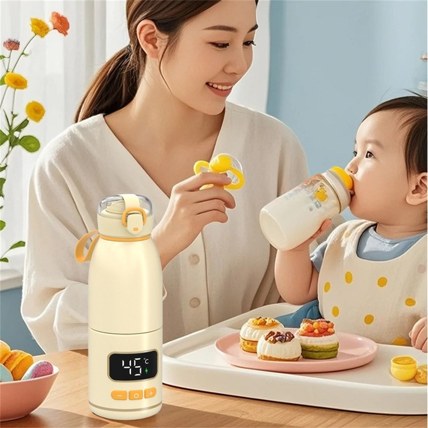 Eine Frau füttert ein Baby mit einer Flasche. Links eine Thermosflasche mit Digitalanzeige. Kuchen auf einem Teller, Blumen im Hintergrund.