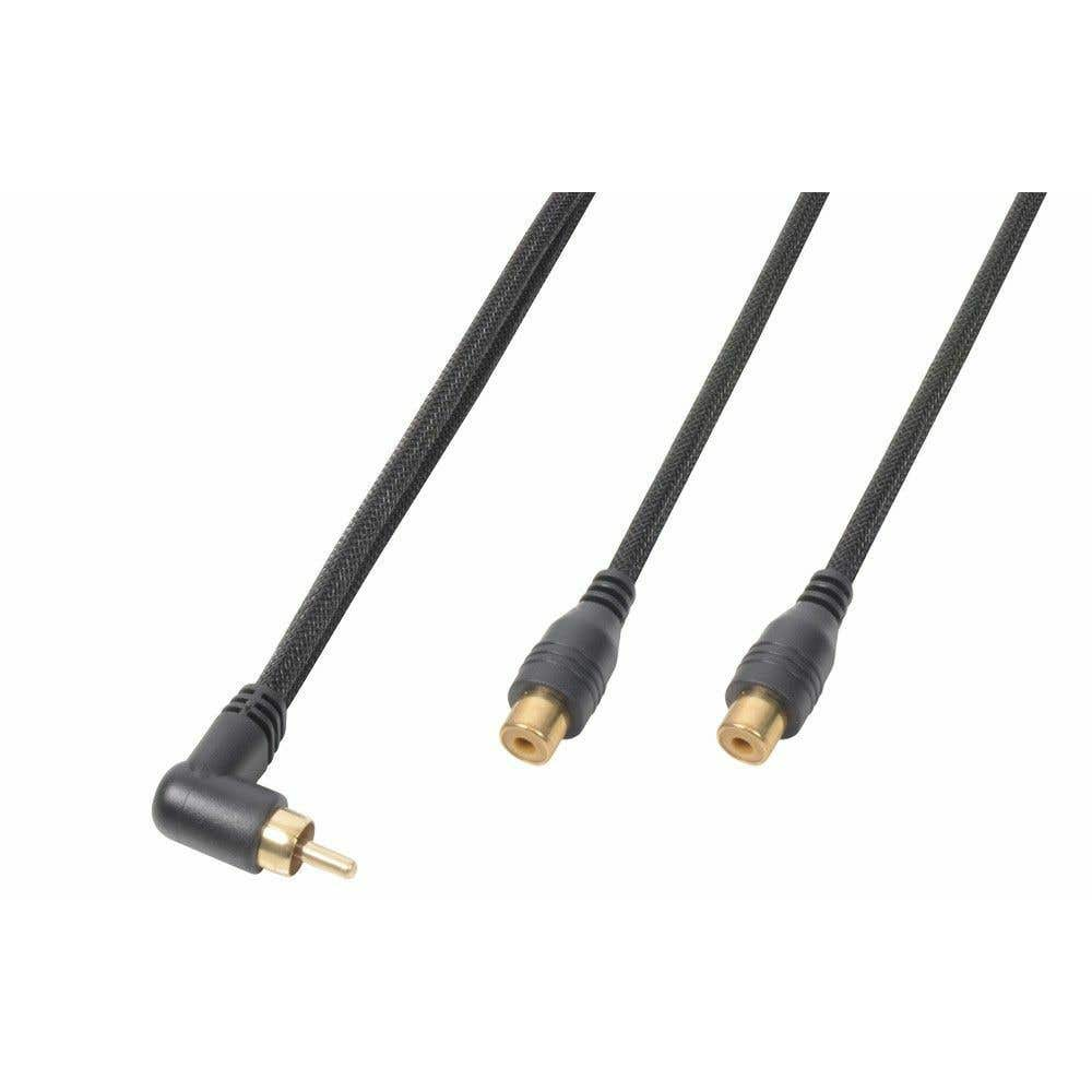 Tres cables de audio negros con conectores dorados sobre fondo blanco. Un cable está en ángulo, dos son rectos.