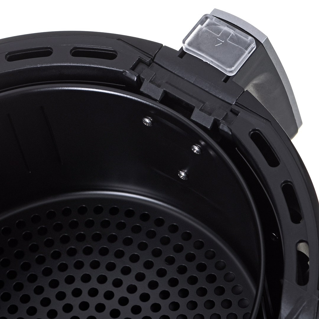 Zbliżenie czarnego kosza do frytkownicy. Frytkownica ma przezroczysty plastikowy przycisk i czarny uchwyt. Wnętrze jest perforowane.