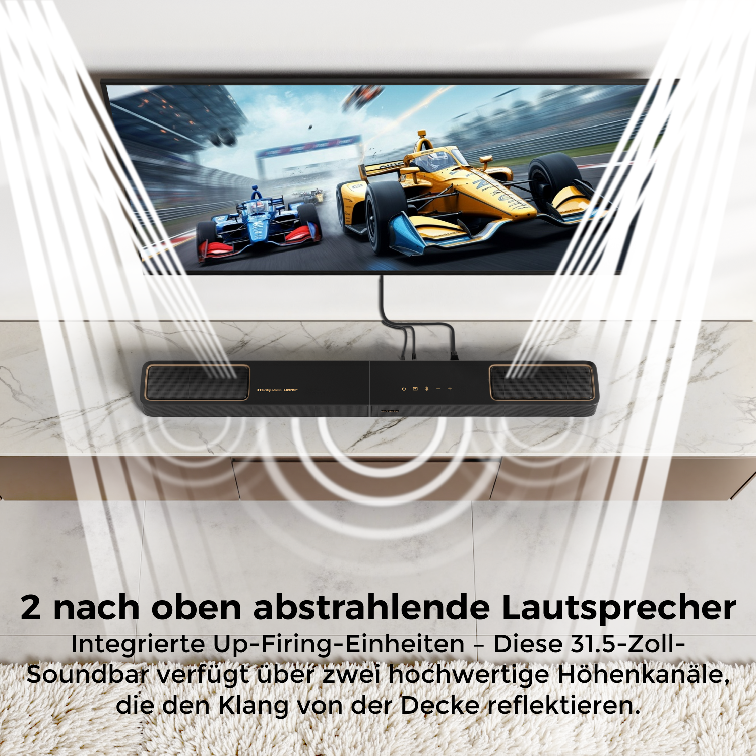 TV zeigt Rennwagen, über einer Soundbar. Schallwellen gehen davon aus. Text beschreibt nach oben gerichtete Lautsprecher und Schallreflexion.