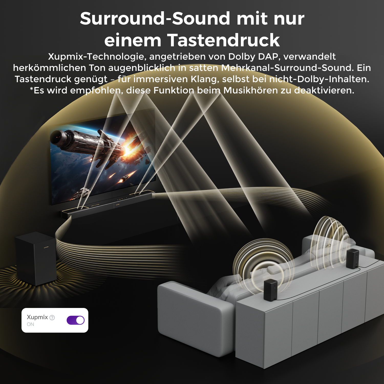 Heimkino mit TV-Raumschiffszene, Lautsprechern auf grauem Sofa und Schallwellen. Xupmix EIN-Knopf.