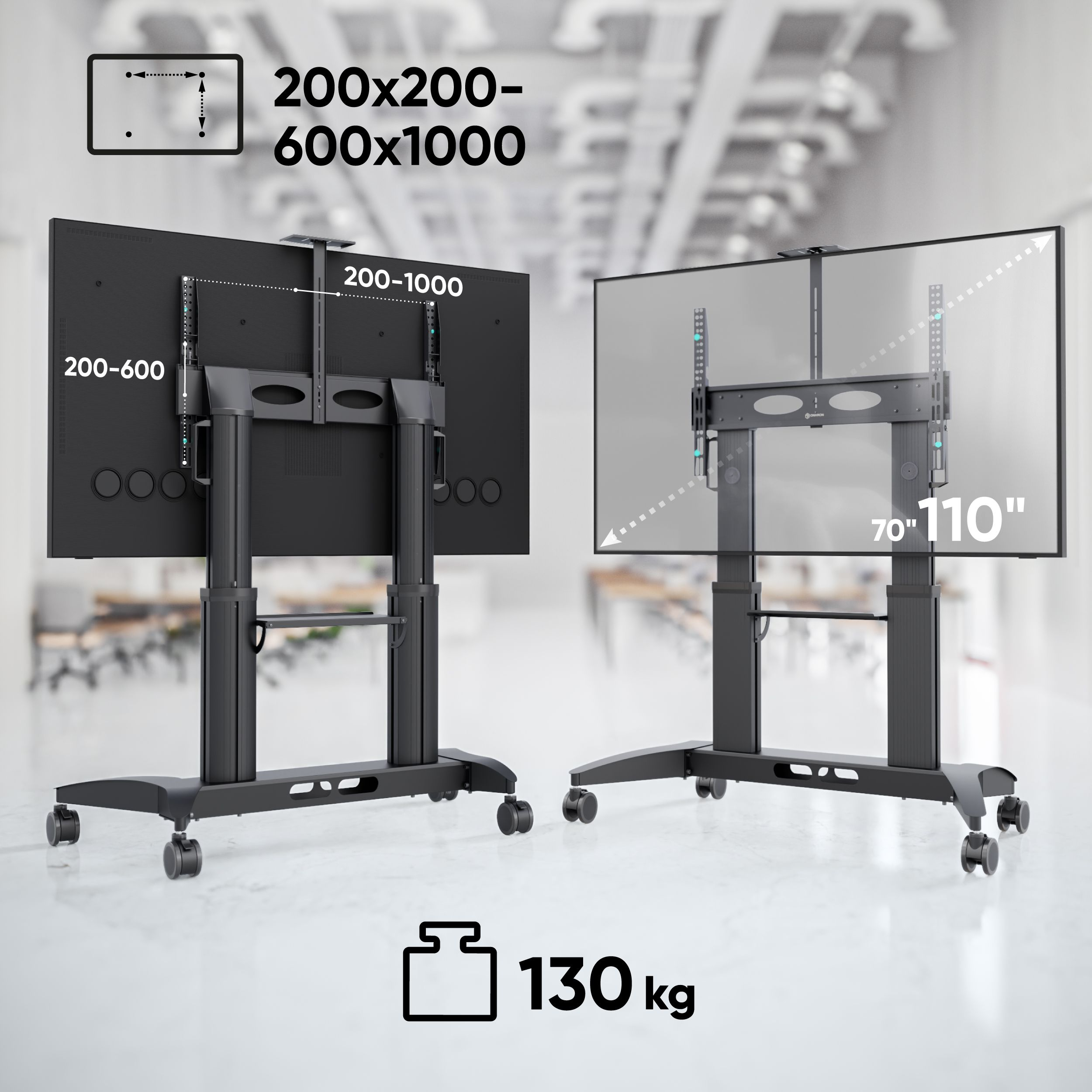 Dwa czarne stojaki pod telewizor z kółkami. Wyświetlane są wymiary i informacje o nośności. Tło jest rozmyte.