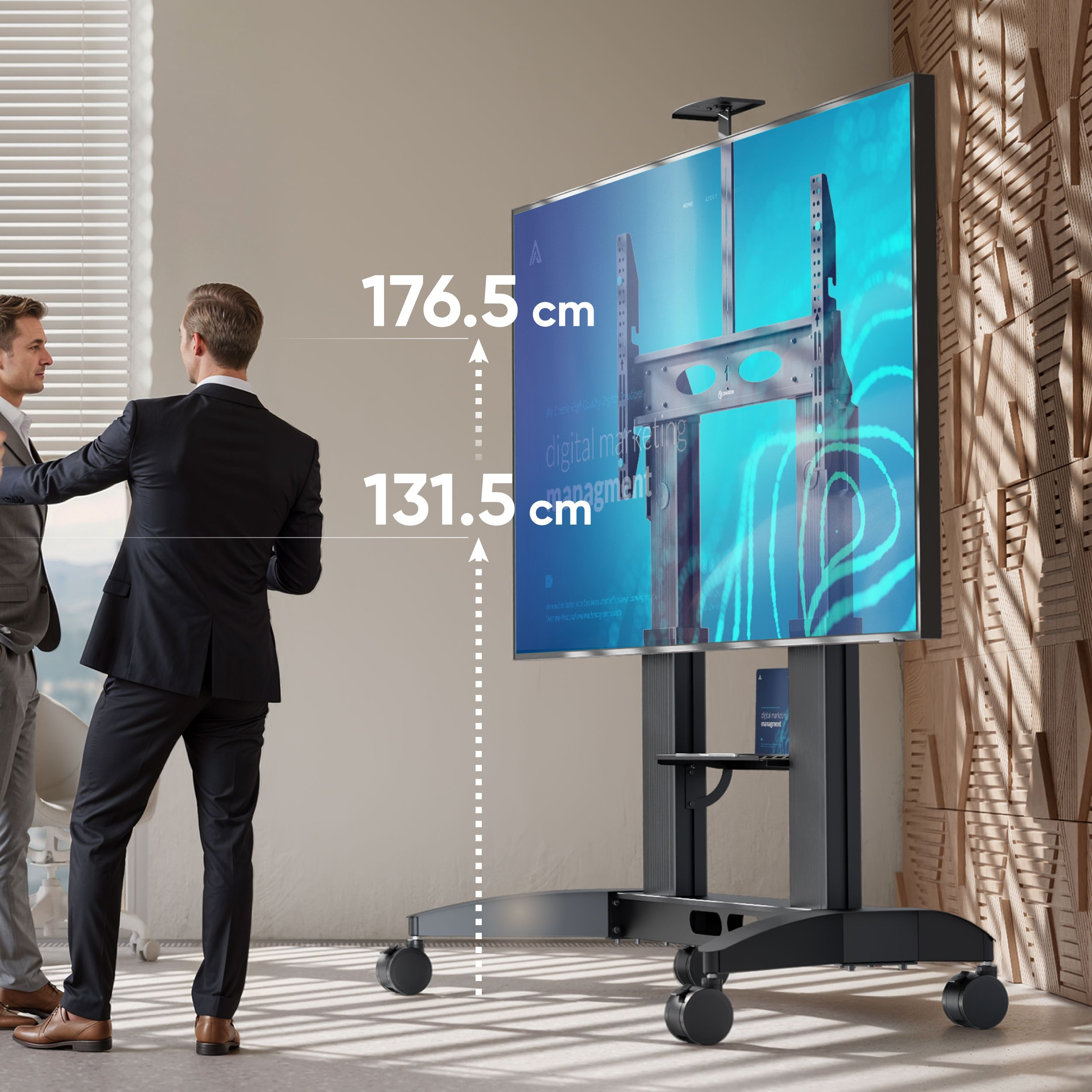 Dwóch mężczyzn w garniturach obok dużego telewizora na stojaku. Telewizor wyświetla 'marketing cyfrowy'.