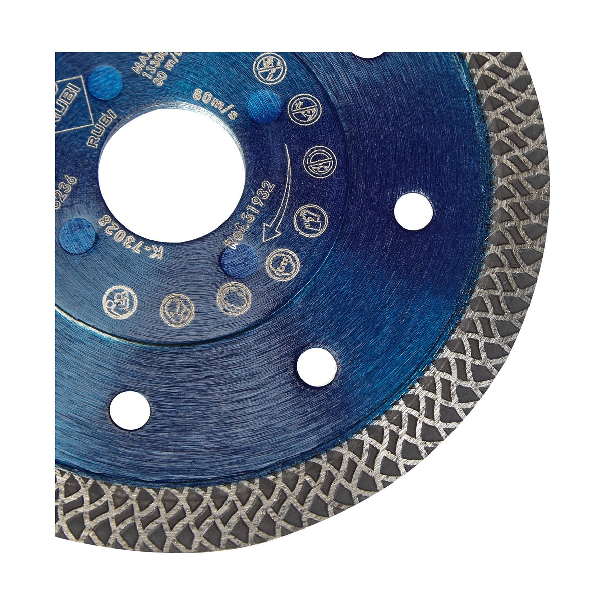 Una hoja de sierra circular azul con un agujero central blanco. Tiene marcas y un borde estampado. La marca es RUBI.