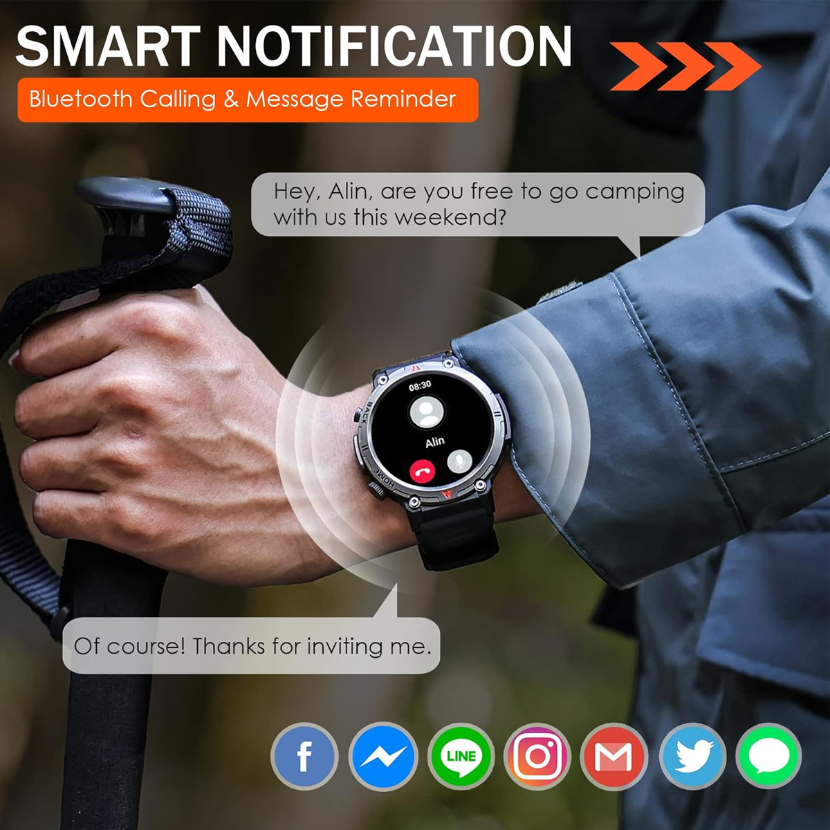 Eine Smartwatch zeigt eine Sprechblase. Eine Person hält einen Wanderstock. Social-Media-Symbole befinden sich unten.