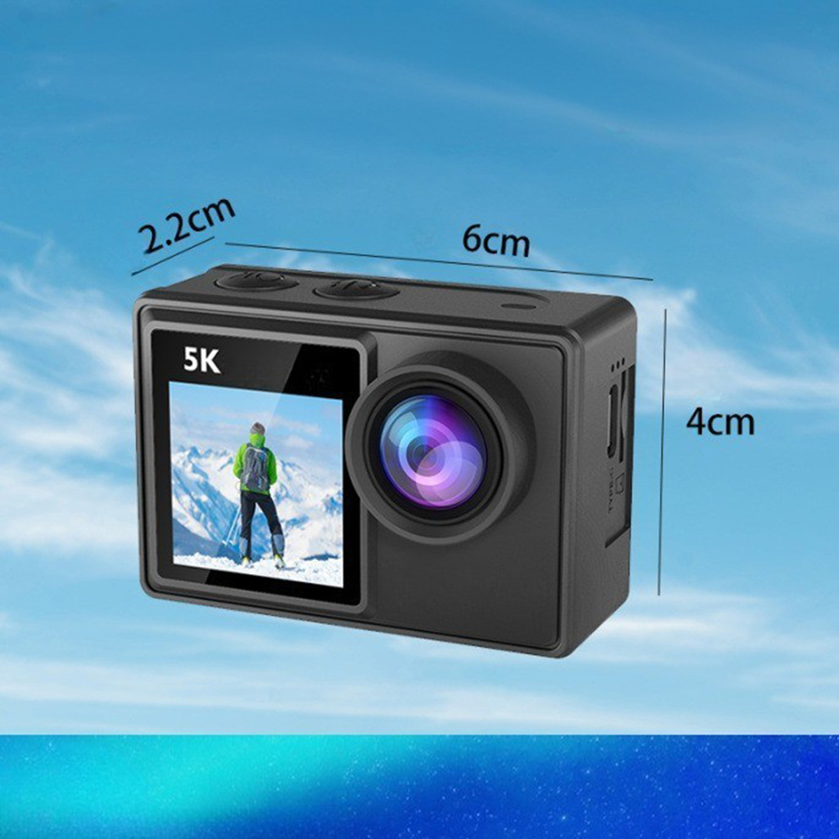 Eine schwarze Action-Kamera mit Bildschirm, der einen Wanderer zeigt. Abmessungen: 6 cm breit, 4 cm hoch und 2,2 cm dick. Blauer Himmel im Hintergrund.