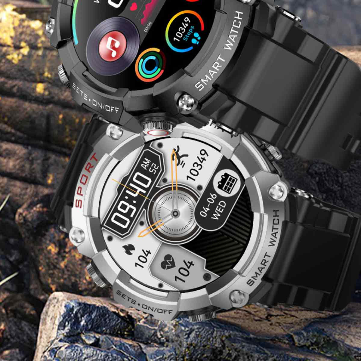 Zwei Smartwatches werden angezeigt. Eine zeigt Zeit und Schritte, die andere Zeit, Herzfrequenz und Datum. Beide haben schwarze Bänder.