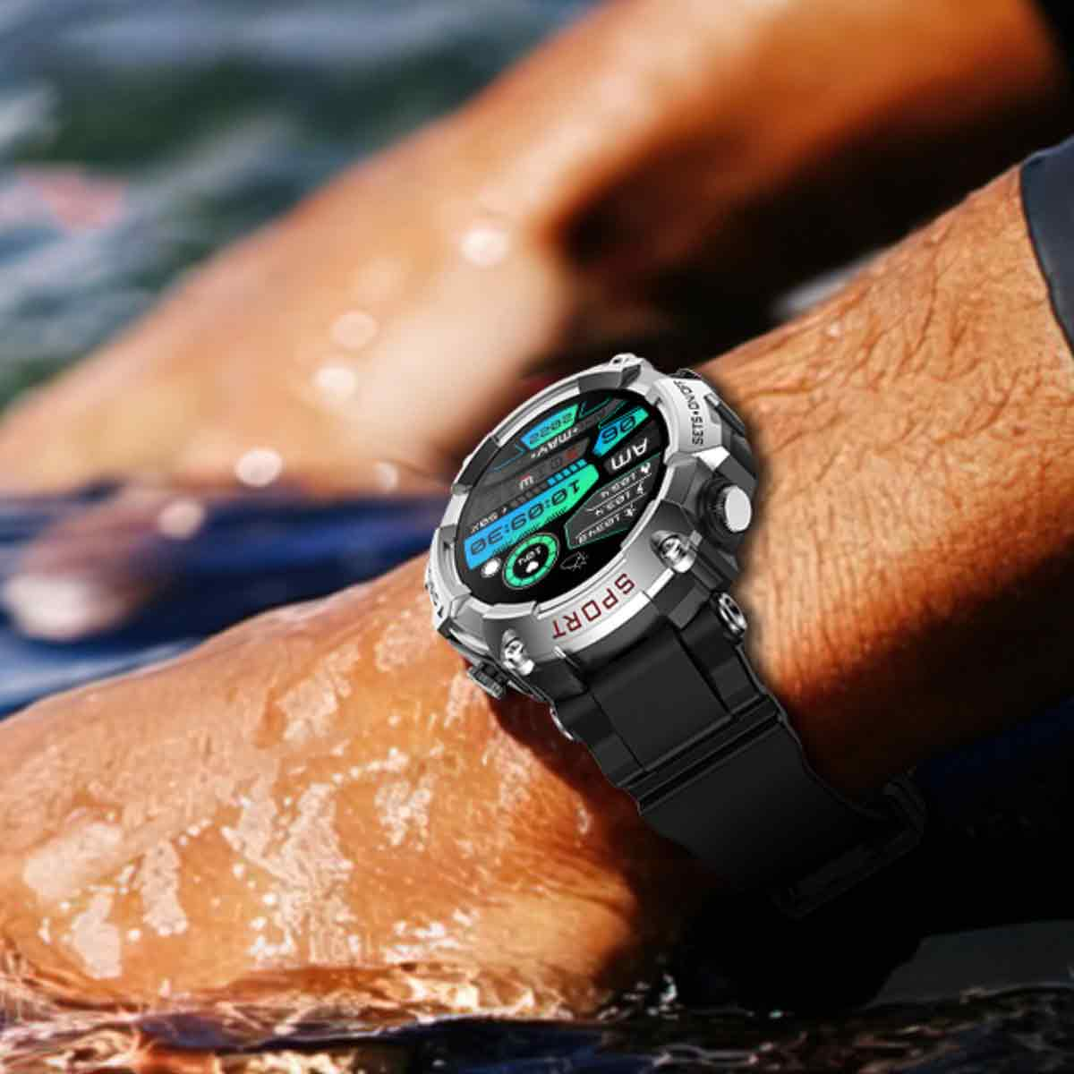 Eine Person trägt eine Smartwatch, die Zeit und andere Daten anzeigt. Die Uhr ist silber und schwarz. Die Person ist im Wasser.