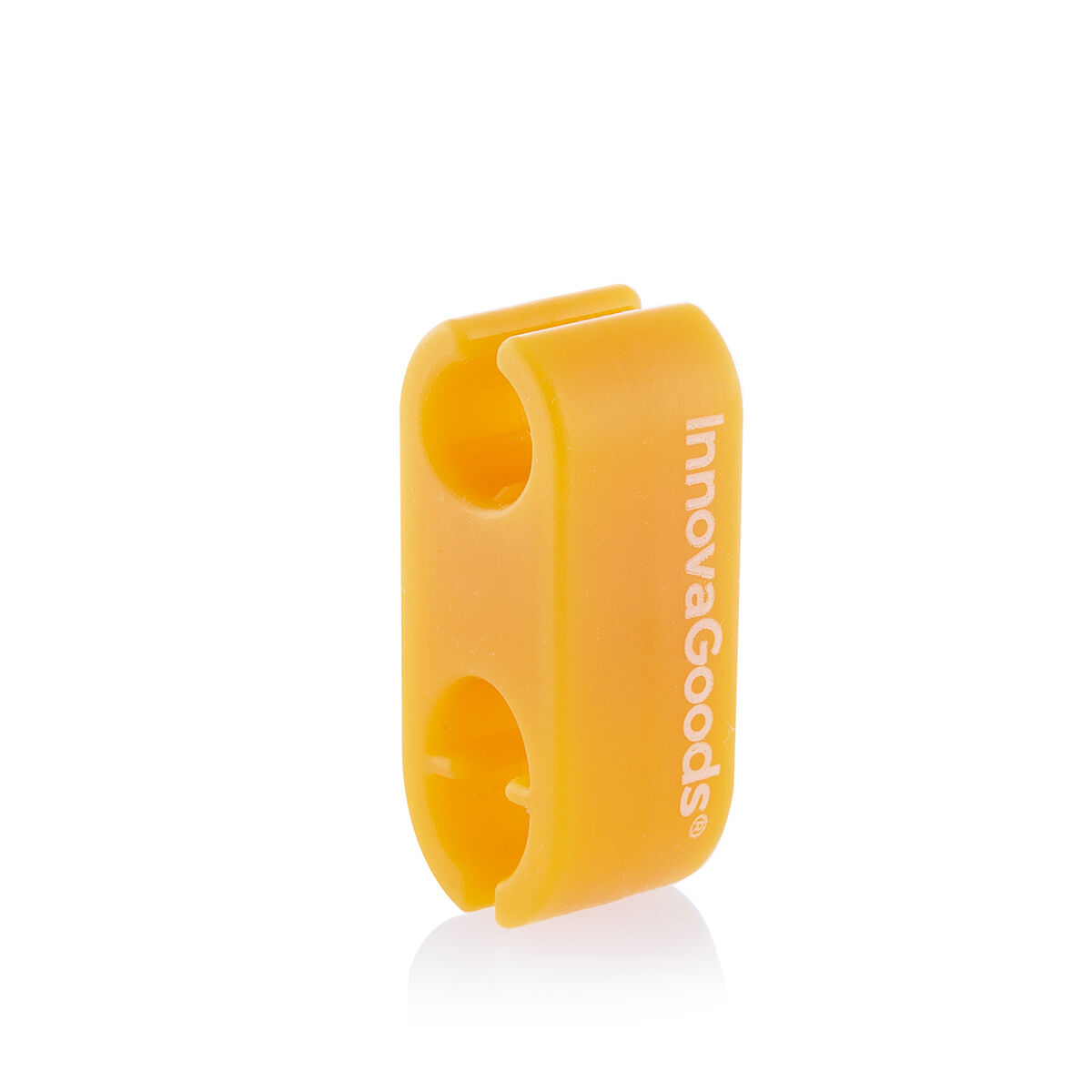 Un organizador de cables naranja InnovaGoods. Tiene dos agujeros y es de plástico. El nombre de la marca está impreso verticalmente.