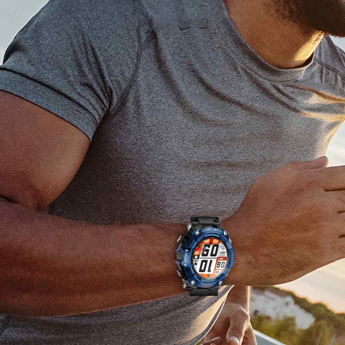 Ein Mann mit einer Digitaluhr. Die Uhr ist blau und schwarz, mit Digitalanzeige. Der Mann trägt ein graues Hemd.