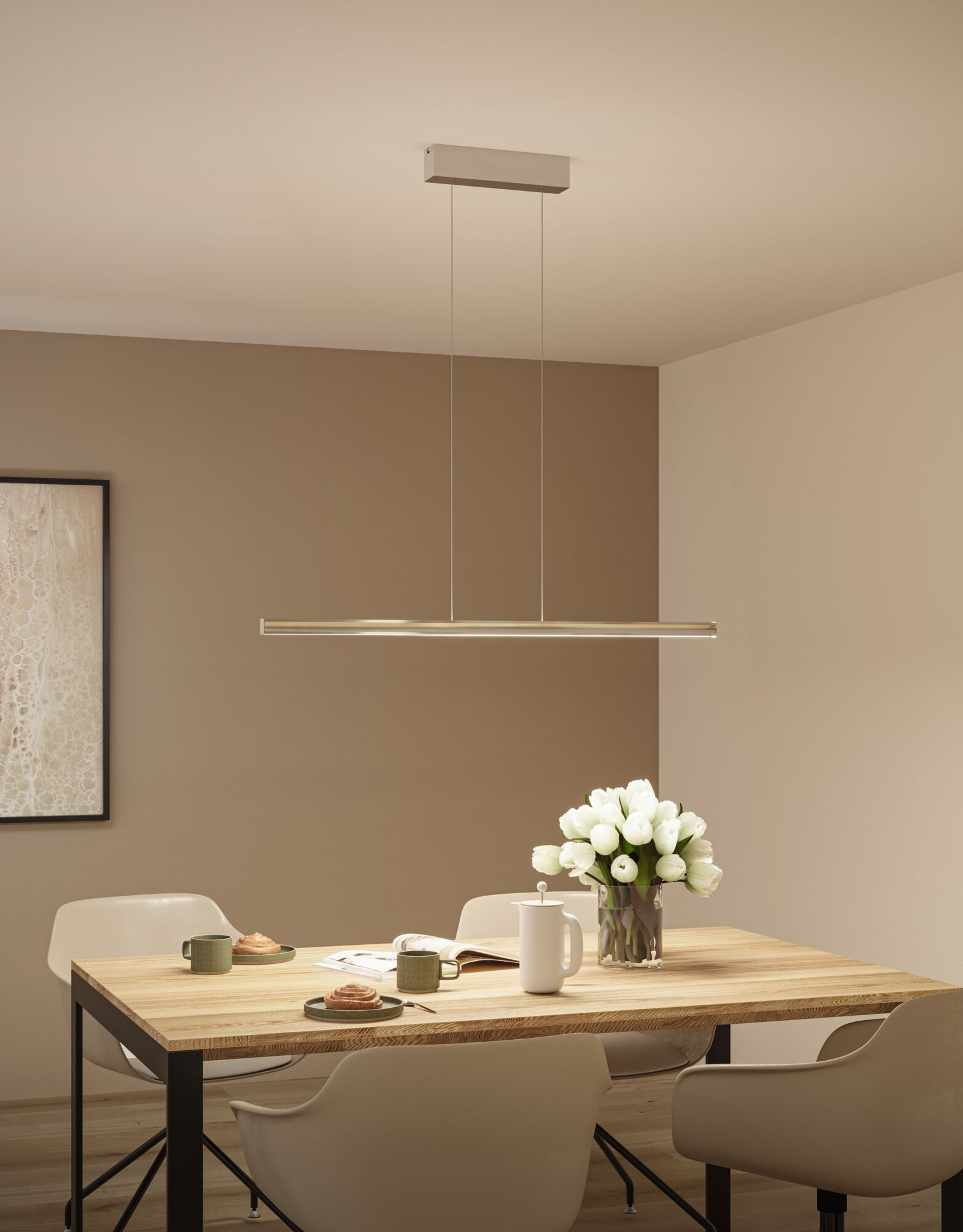 Esszimmer-Szene. Ein Holztisch mit weißen Blumen, Tassen, Gebäck und Stühlen. Über dem Tisch hängt eine lange Leuchte.