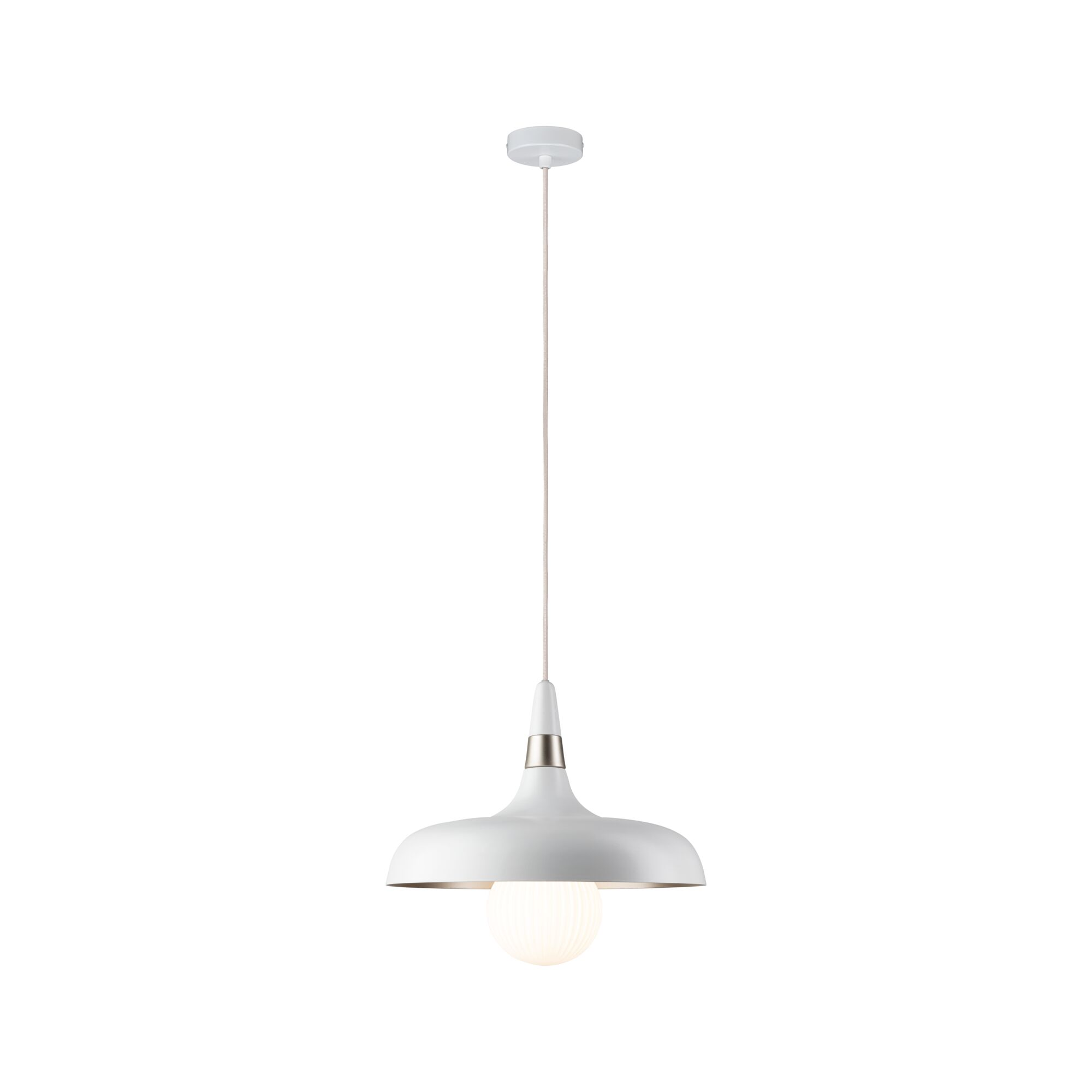 Une suspension blanche avec une ampoule ronde et nervurée est suspendue sur un fond blanc. La lampe a un accent métallique.