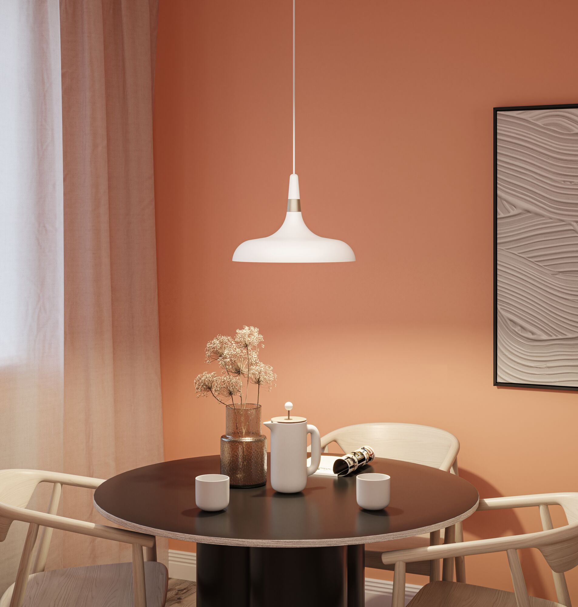 Eine Essszene mit rundem Tisch, Stühlen, Hängelampe und Wandkunst. Enthält Kaffee, Blumen und Tassen.