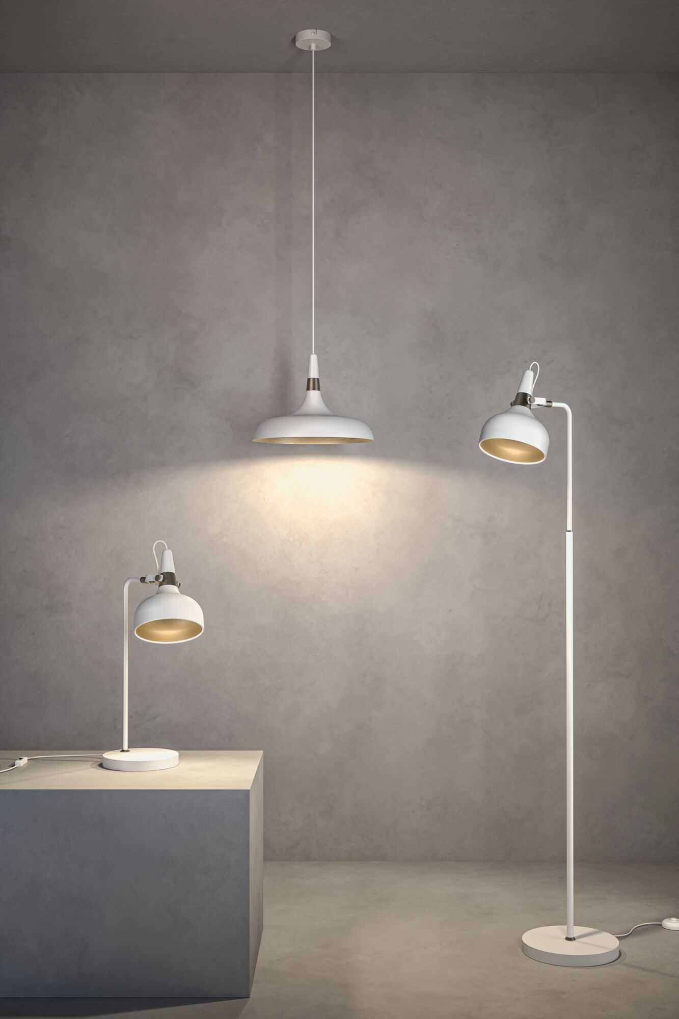 Drei weiße Lampen mit goldenem Innenraum. Eine ist eine Pendelleuchte, eine andere eine Stehlampe und die letzte eine Schreibtischlampe. Alle vor einer grauen Wand.