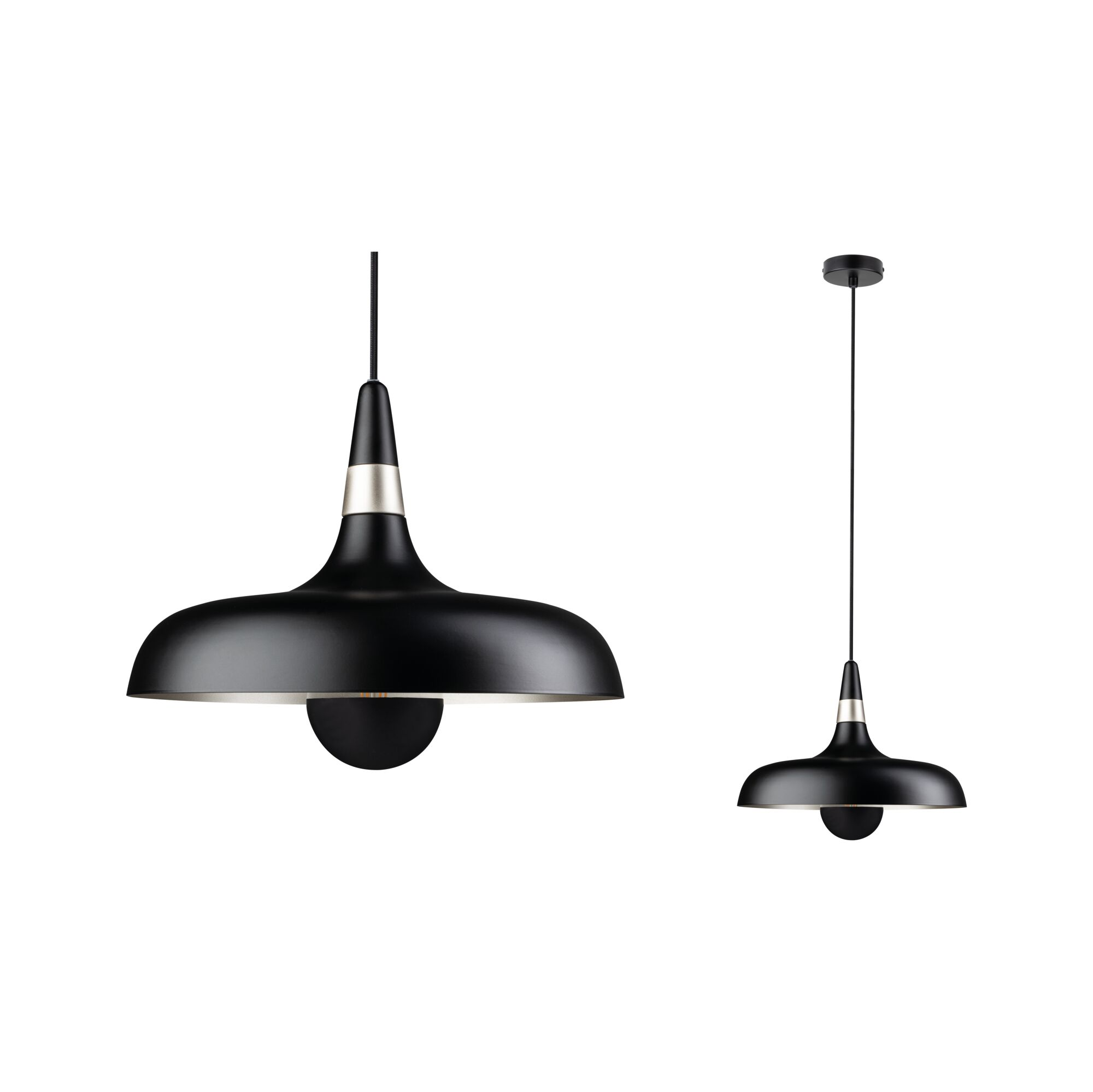 Deux lampes suspendues noires sur fond blanc. Chacune a un abat-jour noir avec une bordure argentée.