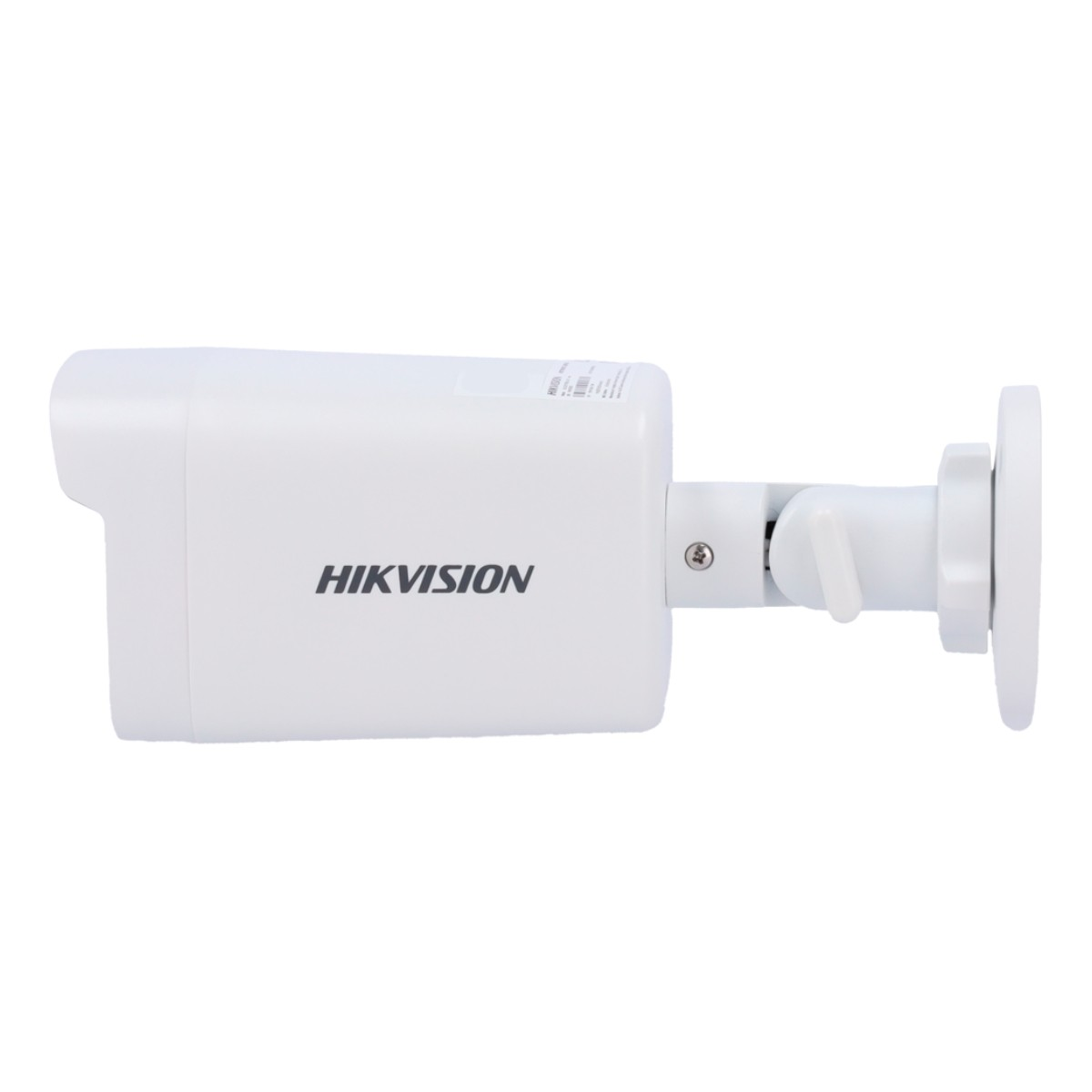Eine weiße Hikvision-Überwachungskamera. Sie hat einen zylindrischen Körper und eine Halterung. Der Markenname ist aufgedruckt.