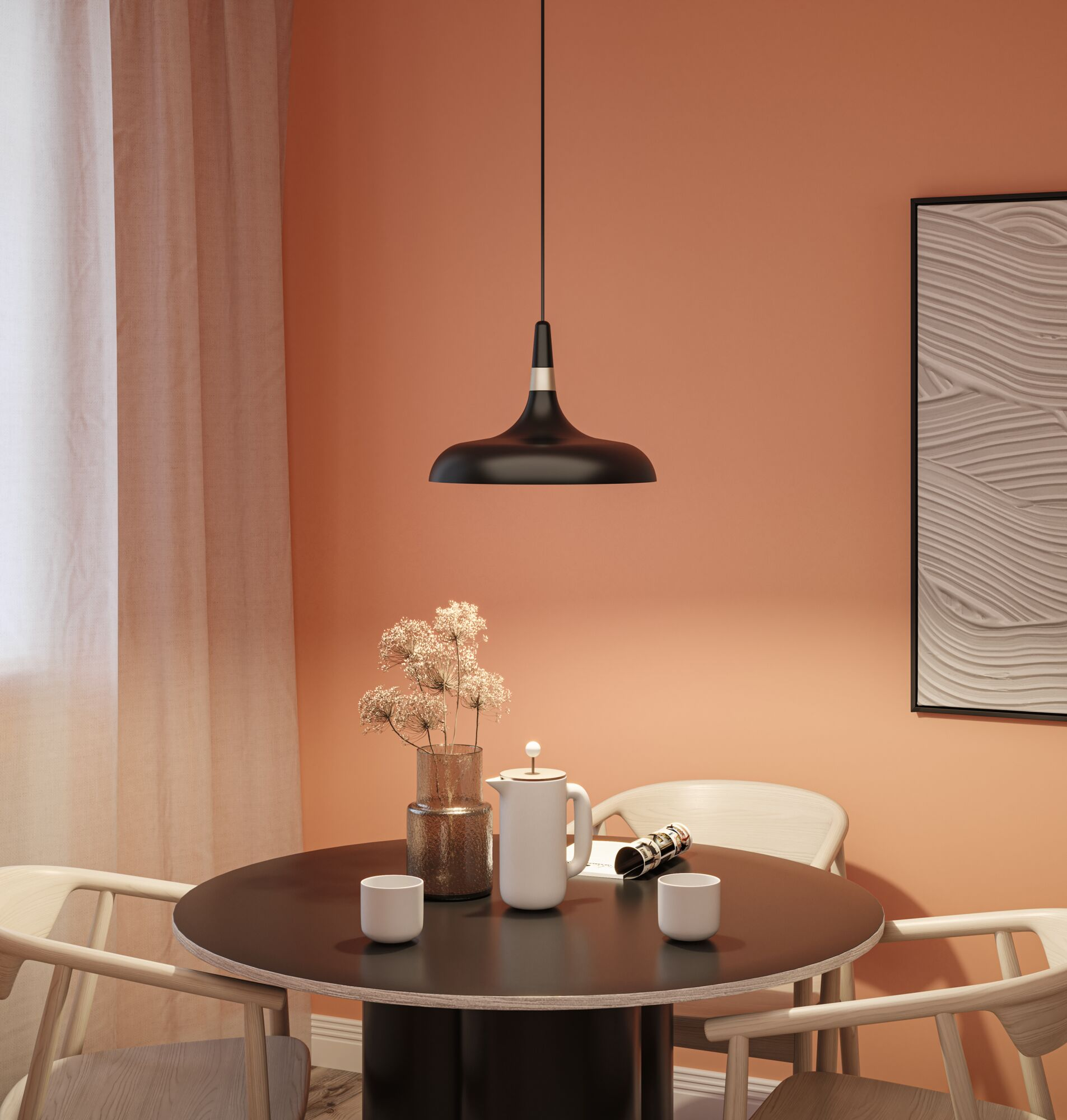 Essszene: schwarze Pendelleuchte, runder Tisch mit Tassen und Teekanne. Pfirsichfarbene Wand und beige Stühle im Hintergrund.