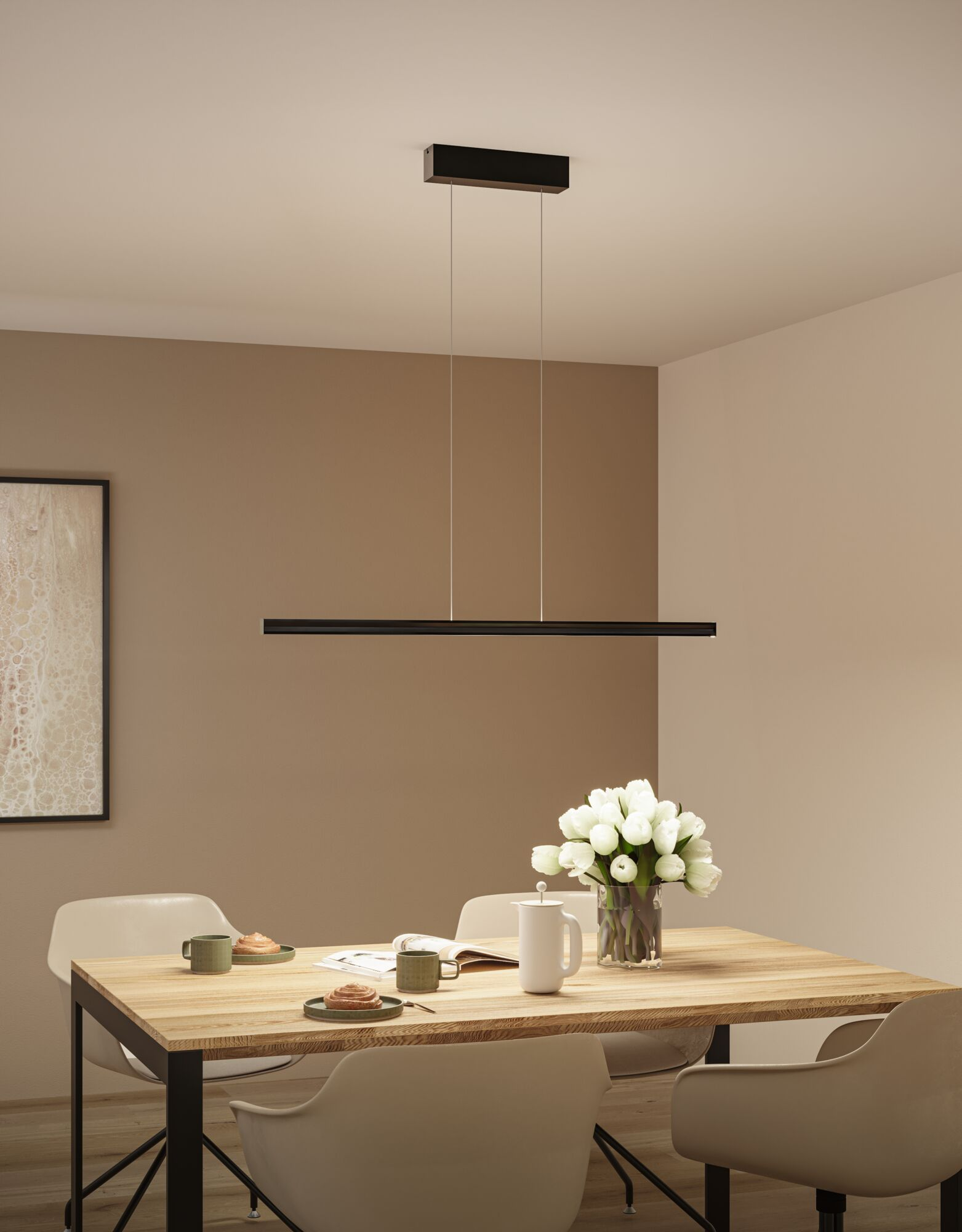 Scena w jadalni. Drewniany stół z krzesłami, kwiatami i nowoczesną lampą. Neutralna paleta barw.
