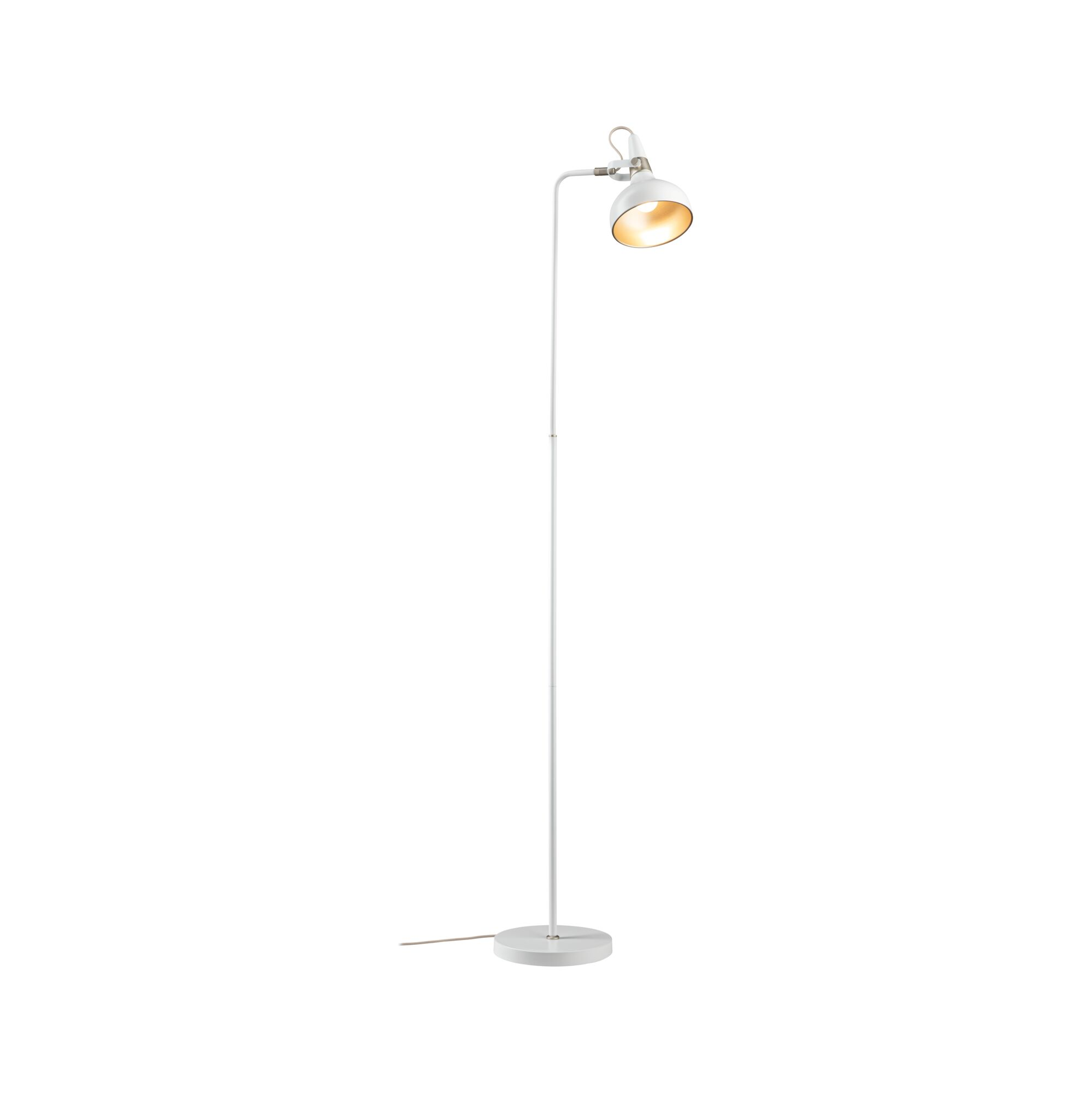 Eine weiße Stehlampe mit goldfarbener Glühbirne vor weißem Hintergrund.