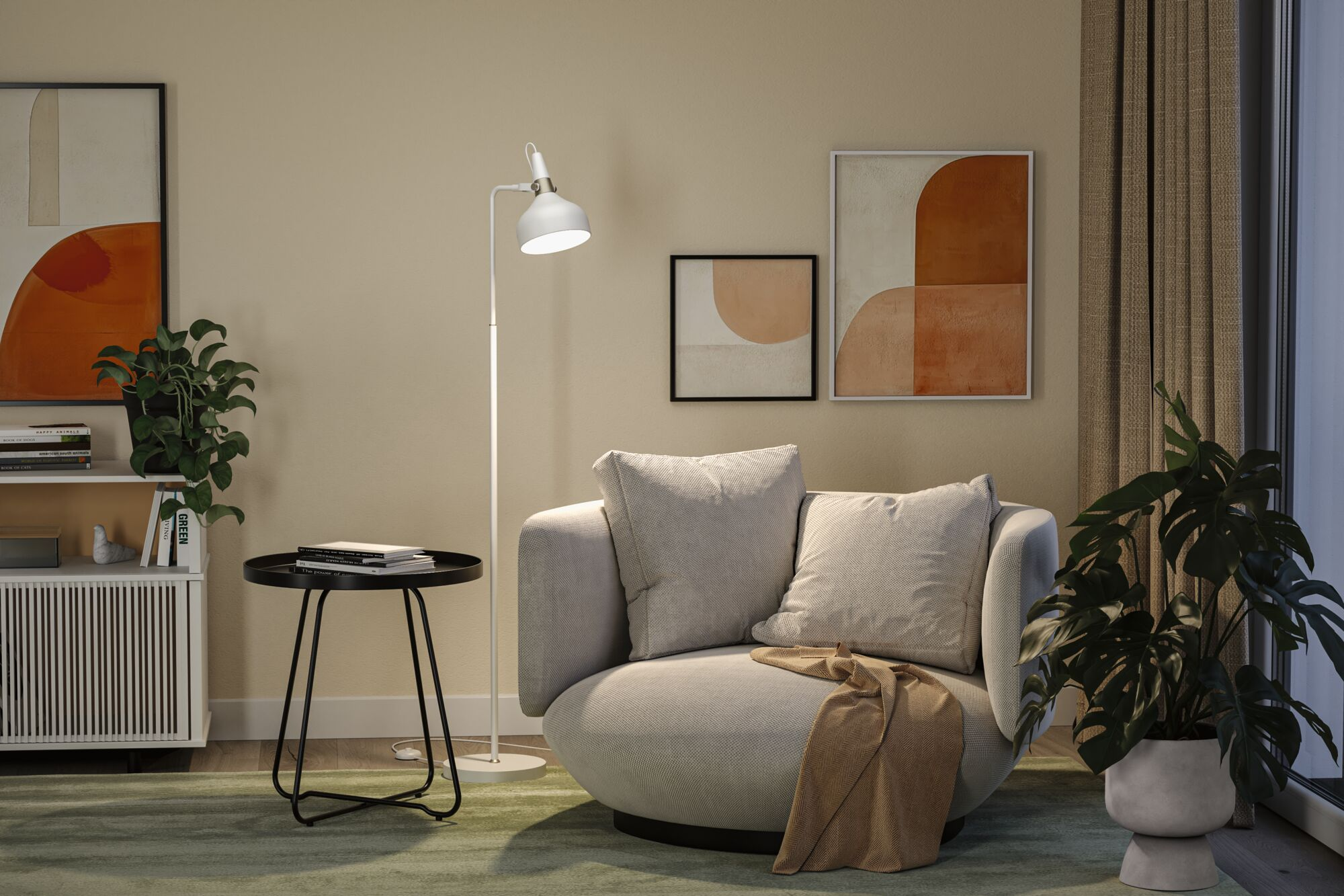 Wohnzimmerszene mit grauem Sofa, schwarzem Beistelltisch, Pflanzen, Kunst und weißer Stehlampe. Beige Wände und grüner Teppich.