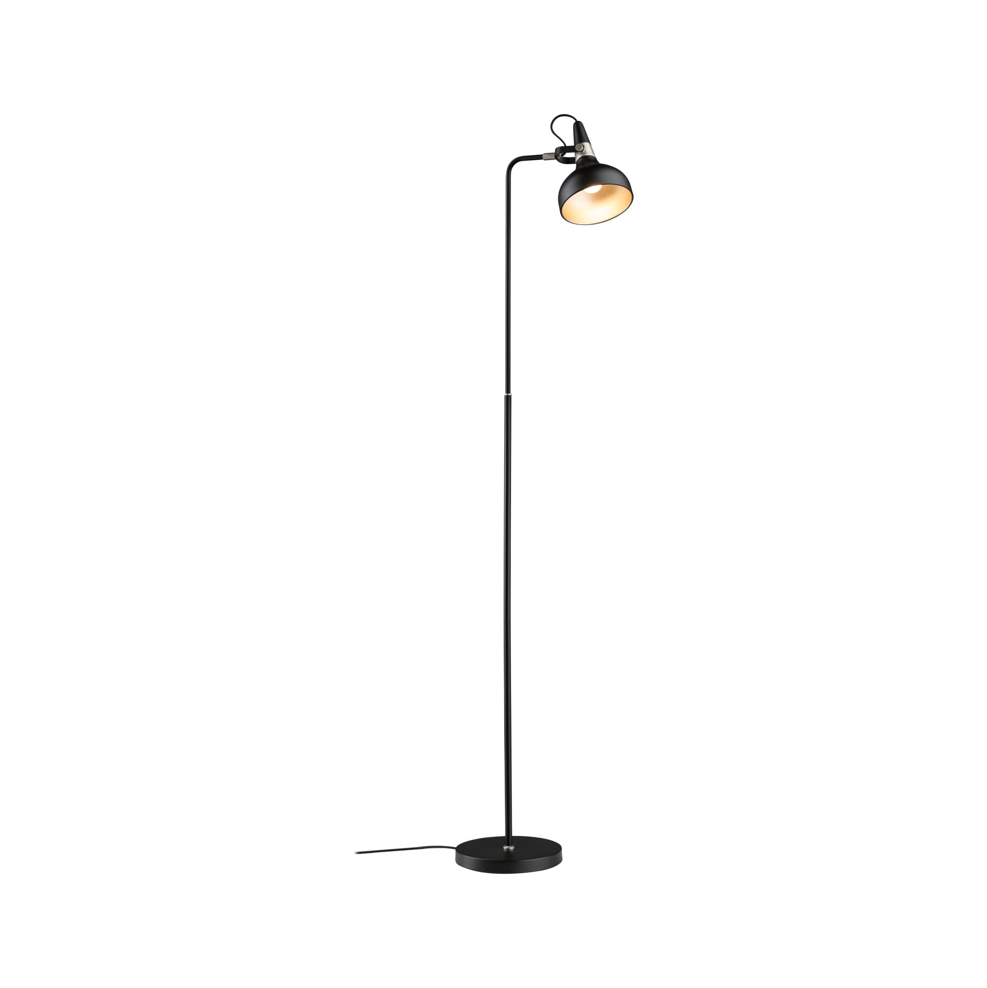 Eine schwarze Stehlampe mit rundem Fuß, schlanker Stange und einem Scheinwerfer an der Spitze leuchtet.