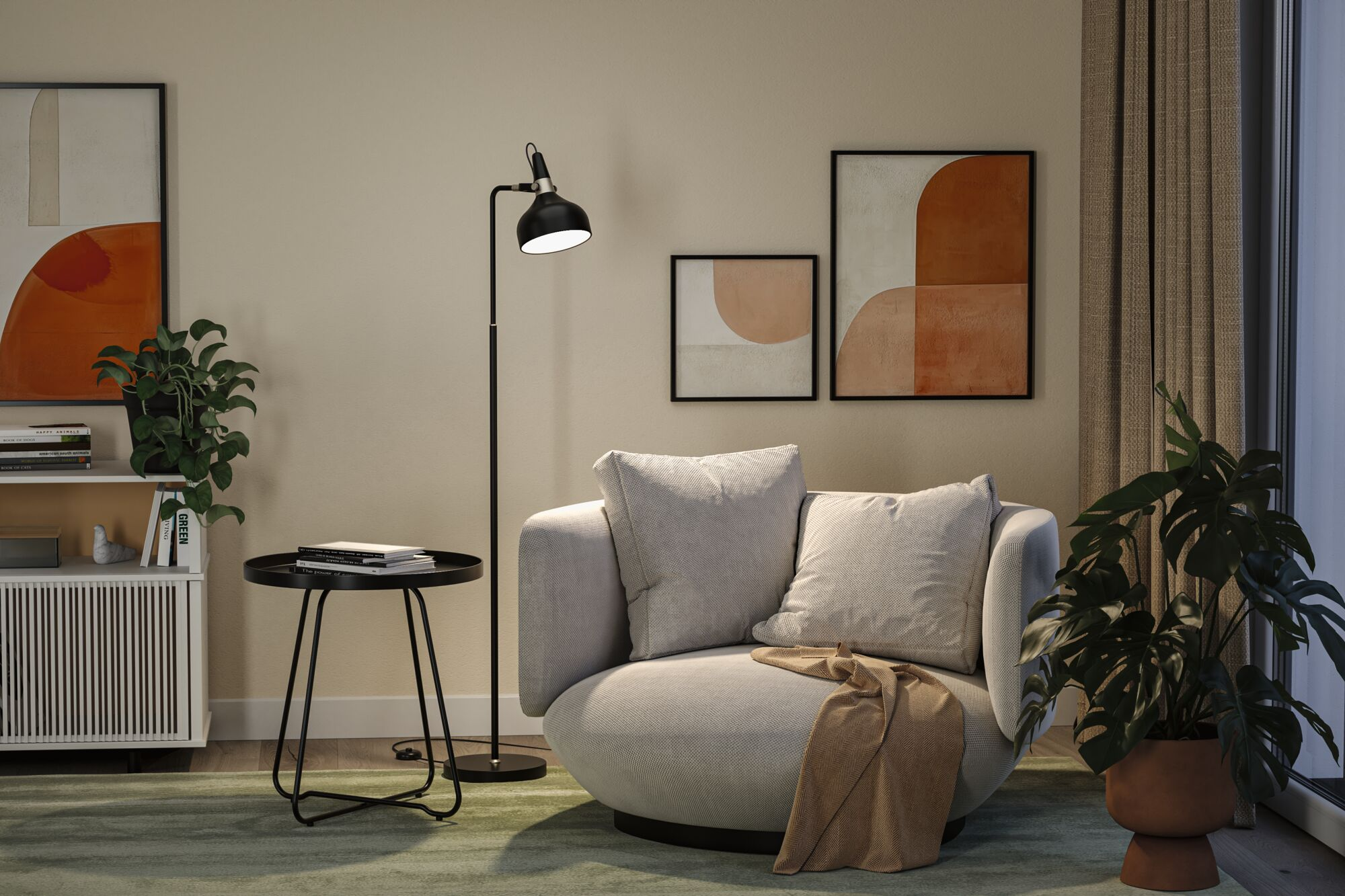 Ein modernes Wohnzimmer mit grauem Sofa, schwarzer Lampe, rundem Tisch, Kunst und Pflanzen. Neutrale Farben schaffen Ruhe.