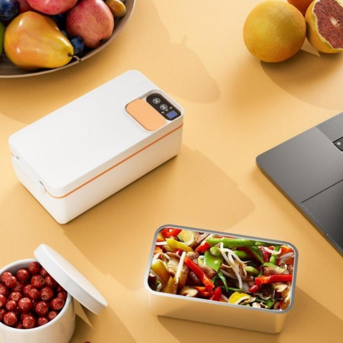 Eine weiße Brotdose, eine Obstschale, eine Box mit Essen, eine Schüssel mit Beeren, ein Laptop und Orangen auf einem gelben Tisch.