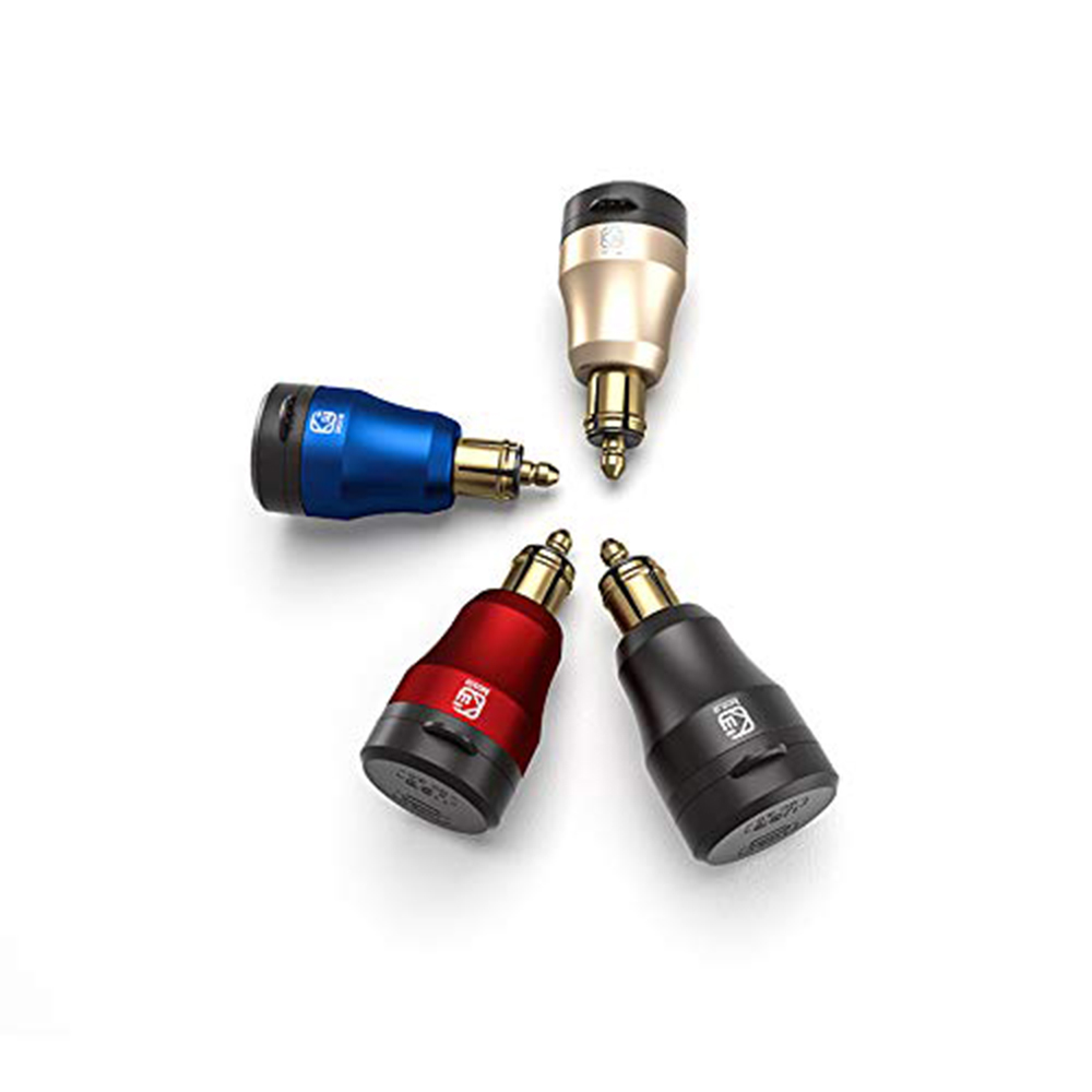 Vier Autoladegeräte in verschiedenen Farben (blau, rot, schwarz, gold) sind auf einer weißen Oberfläche angeordnet. Jedes hat eine goldfarbene Spitze.
