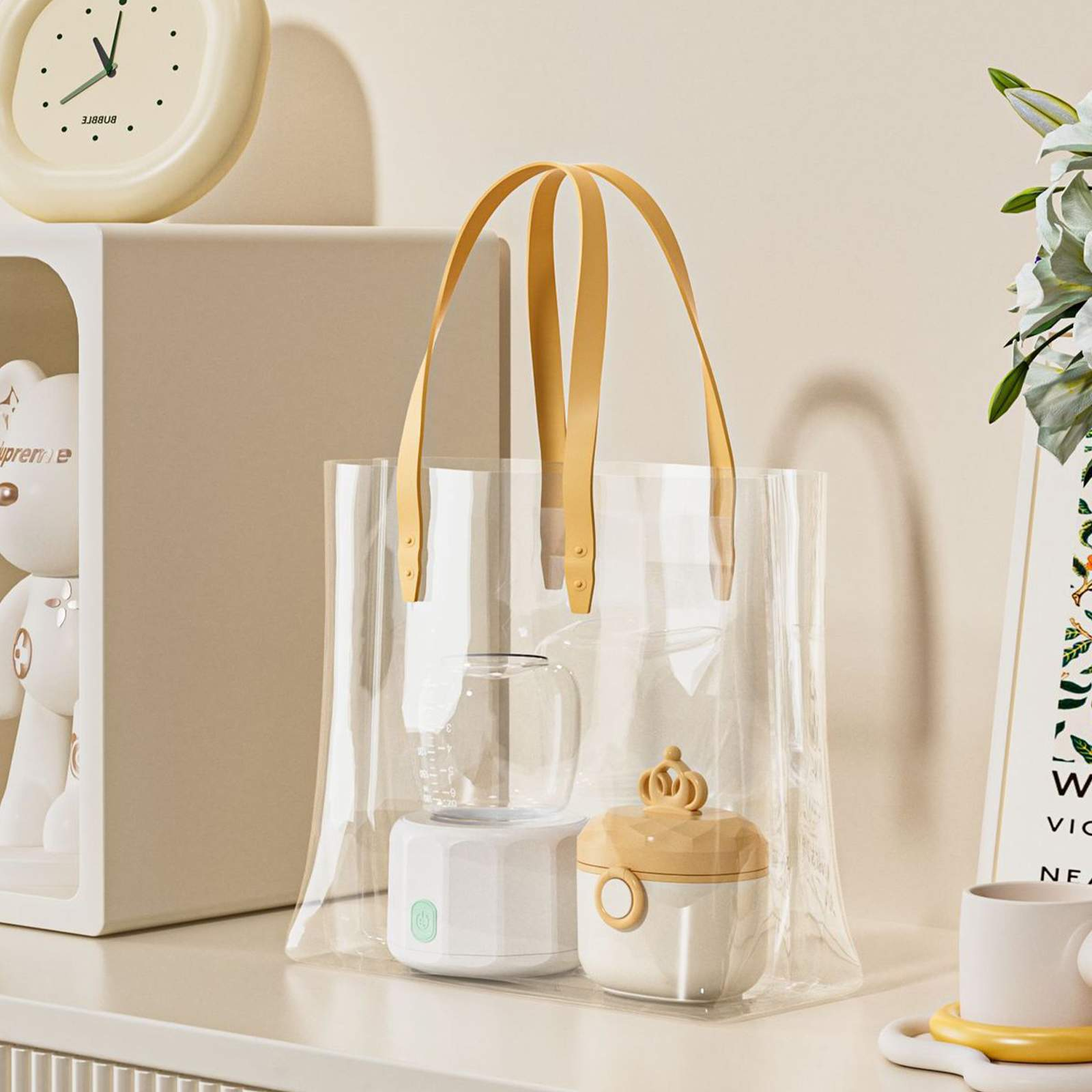 Eine transparente Tasche enthält ein weißes Gerät, einen Behälter und eine Uhr. Die Griffe sind gelb. Links steht eine weiße Bärenstatue.