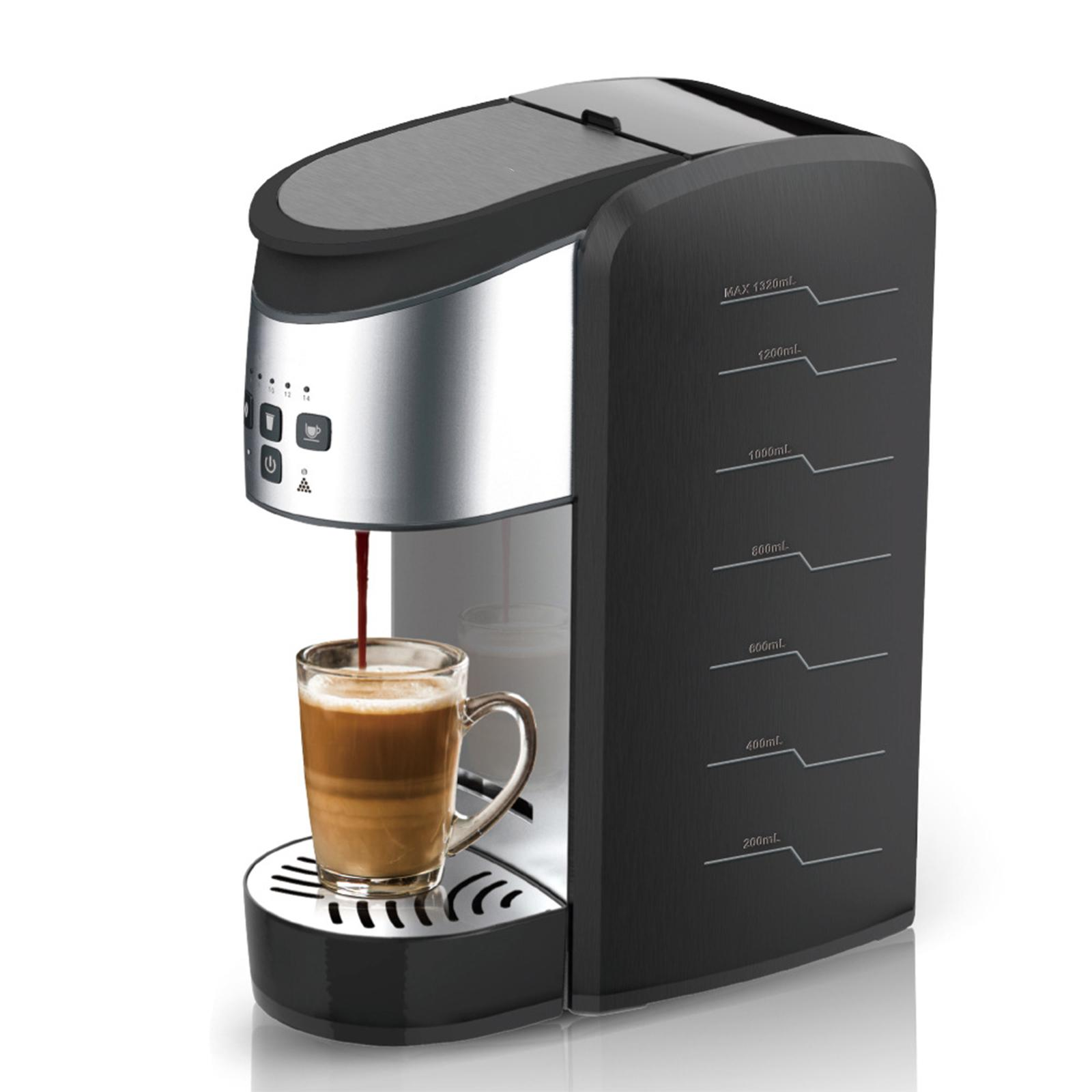 Kaffeemaschine, die Kaffee in eine Glastasse ausgibt. Maschine ist schwarz und silber. Tasse steht auf einem Abtropfblech.
