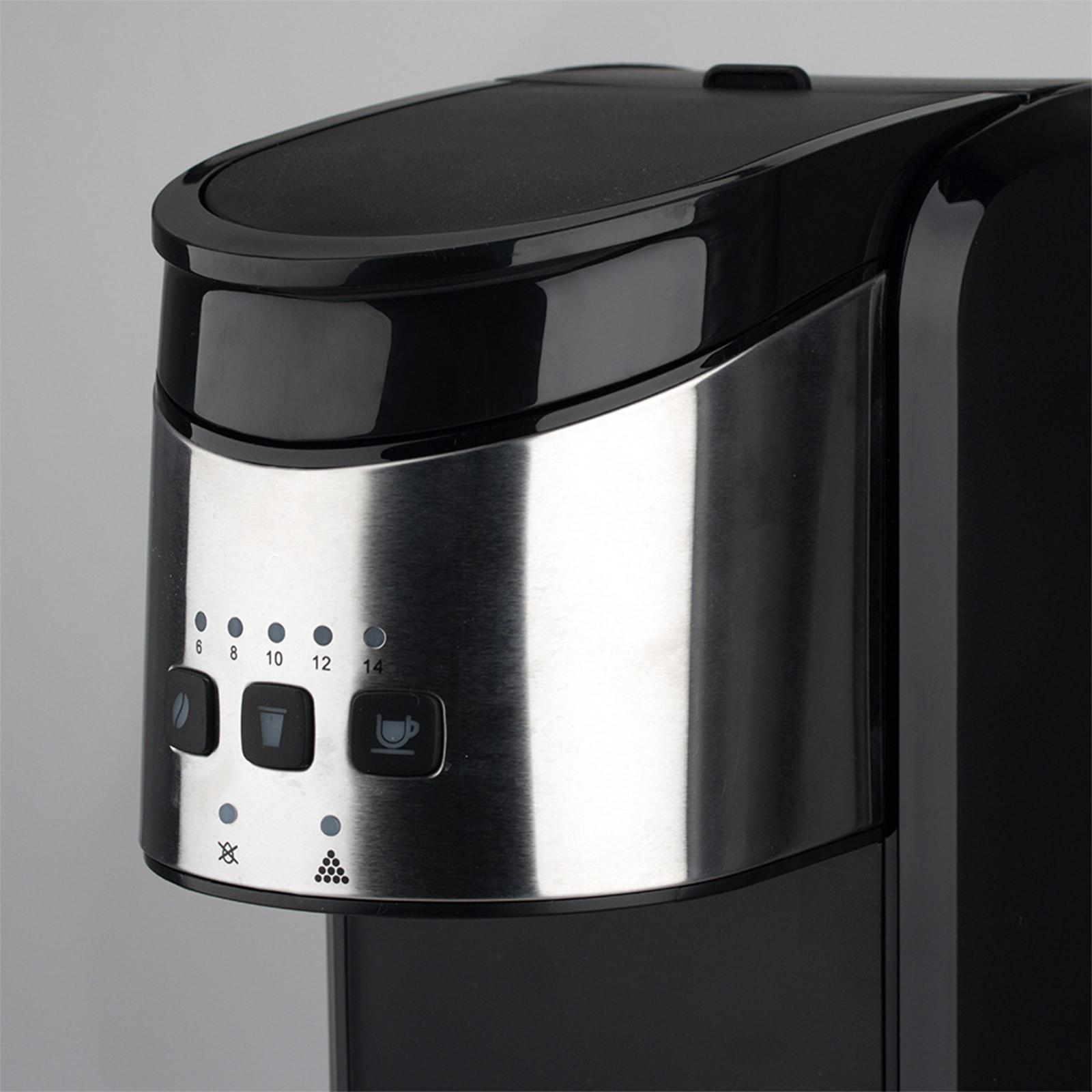 Ein schwarzer und silberner Kaffeeautomat mit Knöpfen und Markierungen für Tassengrößen. Der Hintergrund ist schlicht grau.