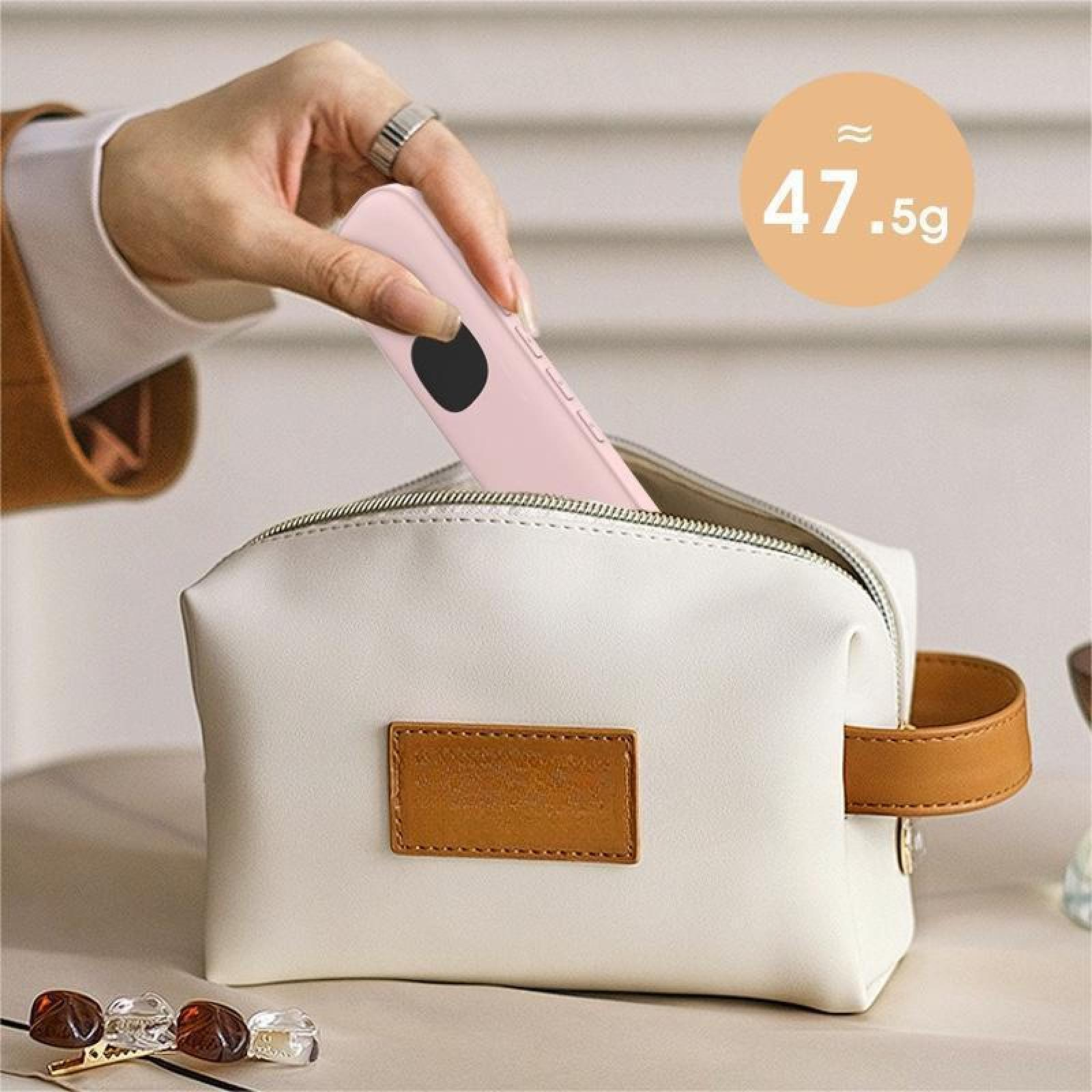 Eine Hand legt ein rosa Gerät mit einem schwarzen Kreis in eine weiße Tasche. Ein Gewichtsetikett ist sichtbar.