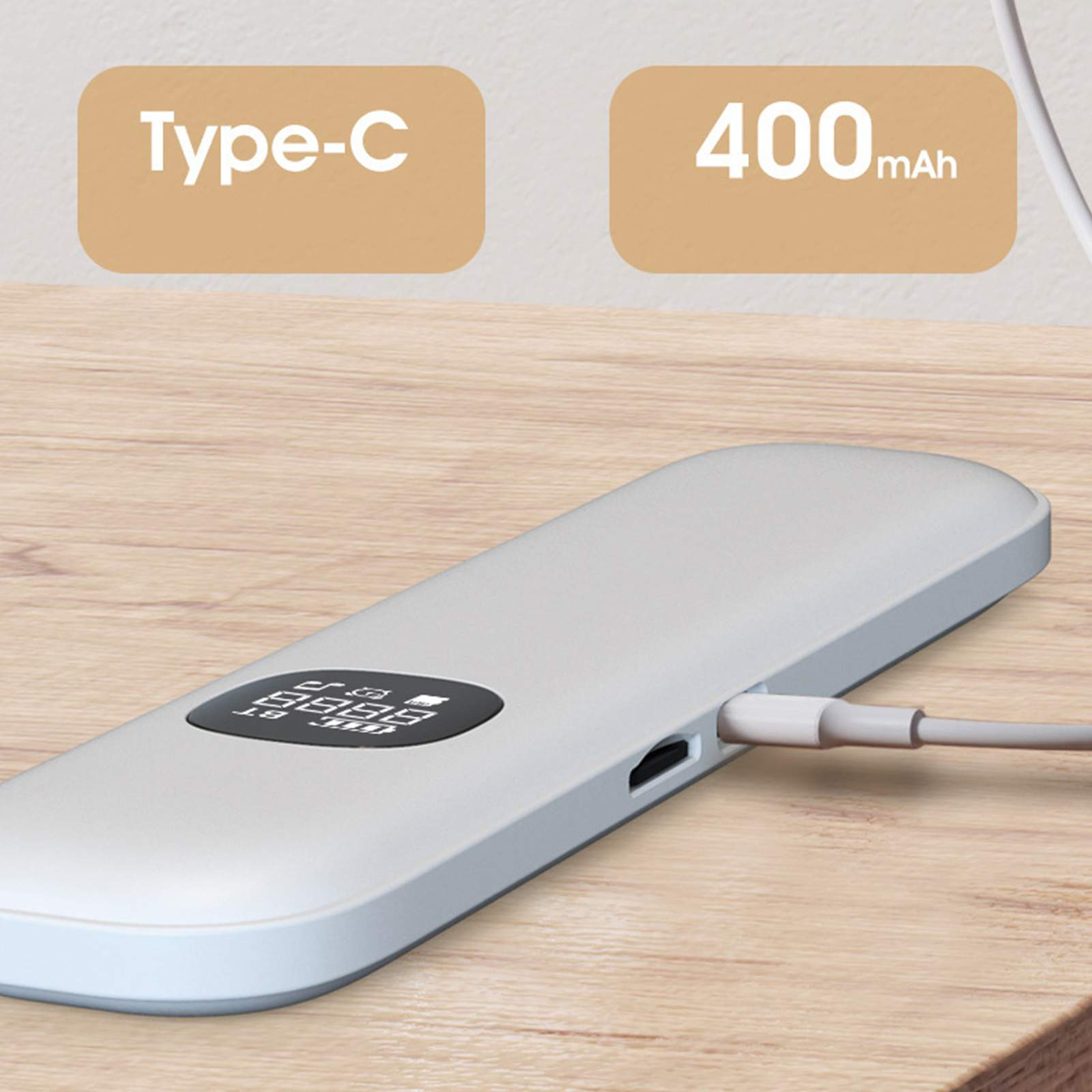 Eine weiße Powerbank mit eingestecktem Kabel. Im Hintergrund befinden sich zwei beige Rechtecke mit dem Text 'Type-C' und '400mAh'.