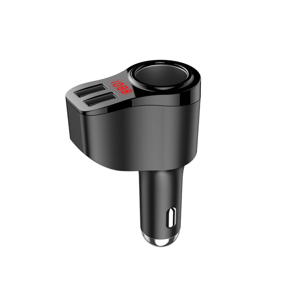 Schwarzes Autoladegerät mit zwei USB-Anschlüssen und einer Digitalanzeige mit Zahlen. Es hat einen zylindrischen Stecker.